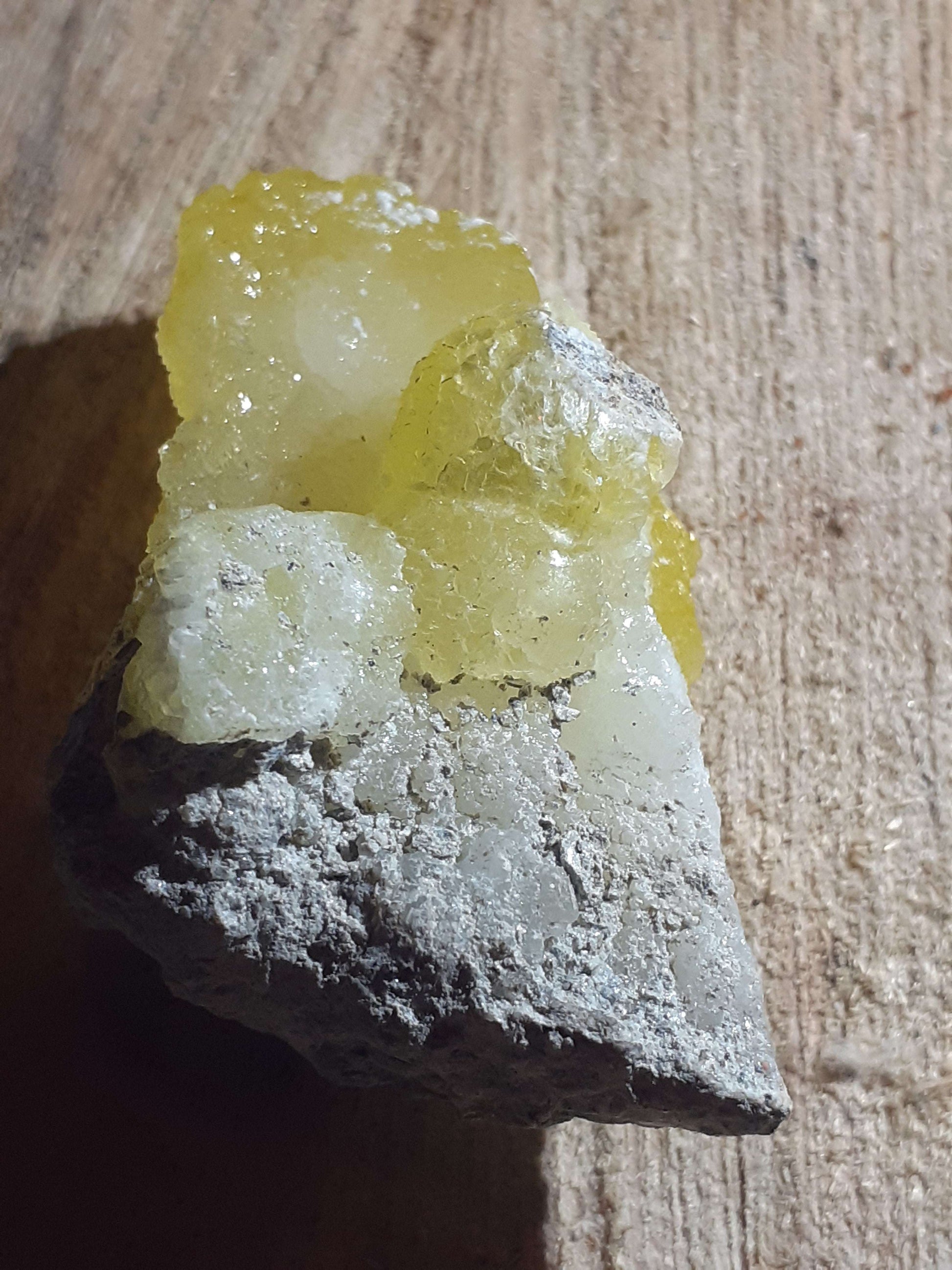 Very beautiful decorative cluster with mainly yellow brucite, rough natural stone, 134.80 ct Specimens Crystals & Clusters - All Types Natural Gems Belgium