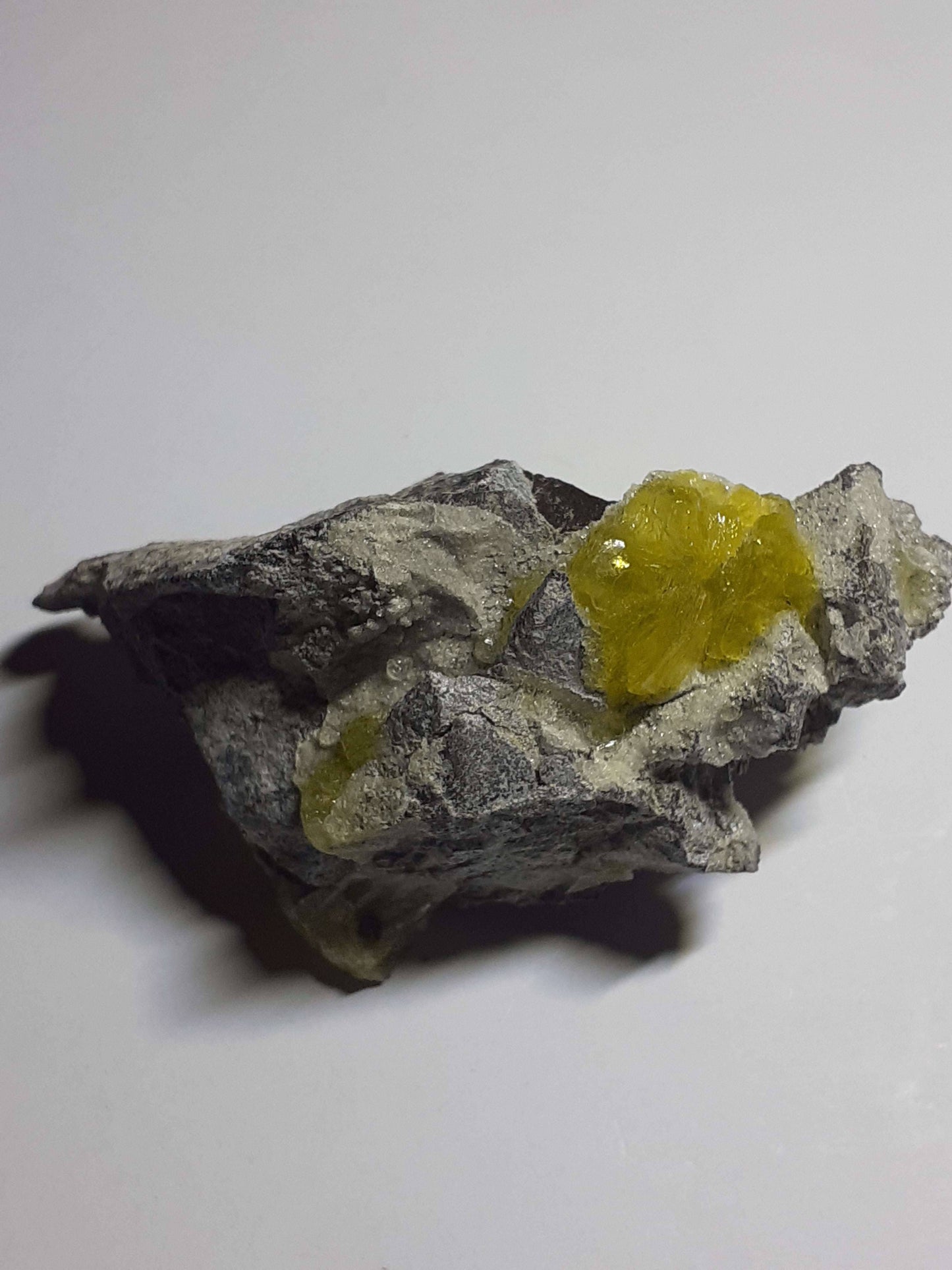 attractive cluster with brucite, rough natural stone, 329.70 ct - Natural Gems Belgium