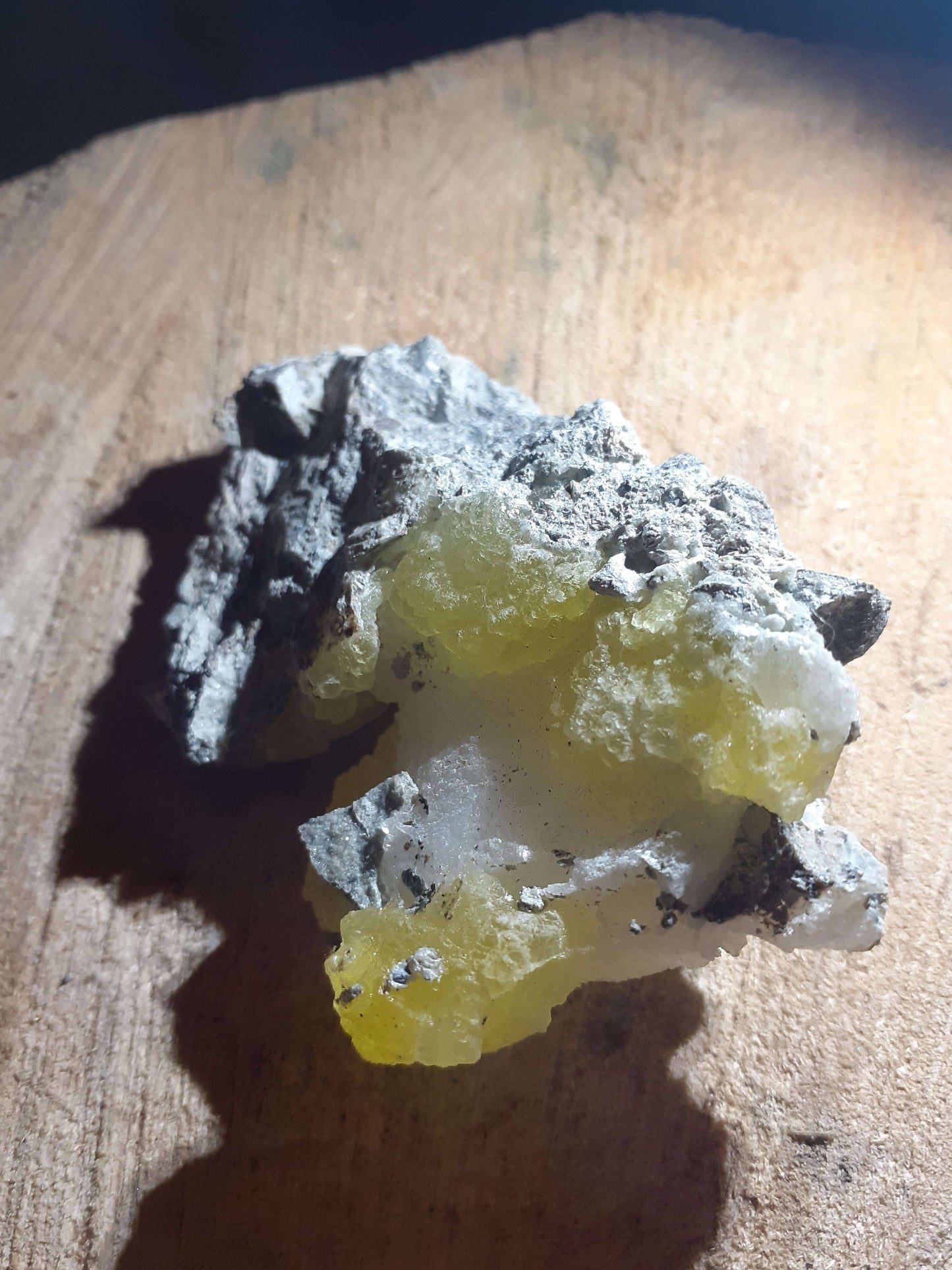 Beautiful decorative cluster with yellow brucite, rough natural stone, 251.40 ct - Natural Gems Belgium