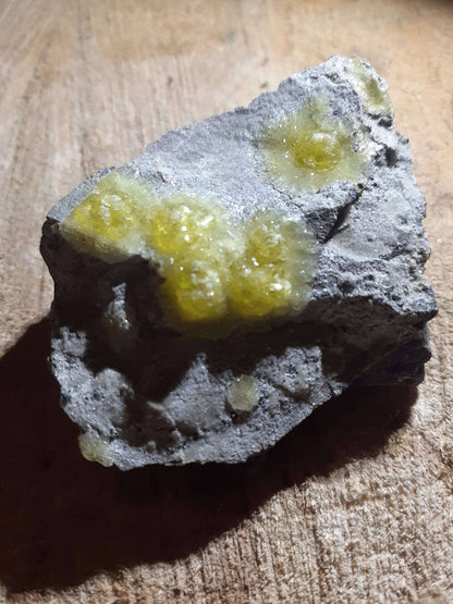 beautiful decorative cluster with yellow brucite, rough natural stone, 261 ct - Natural Gems Belgium