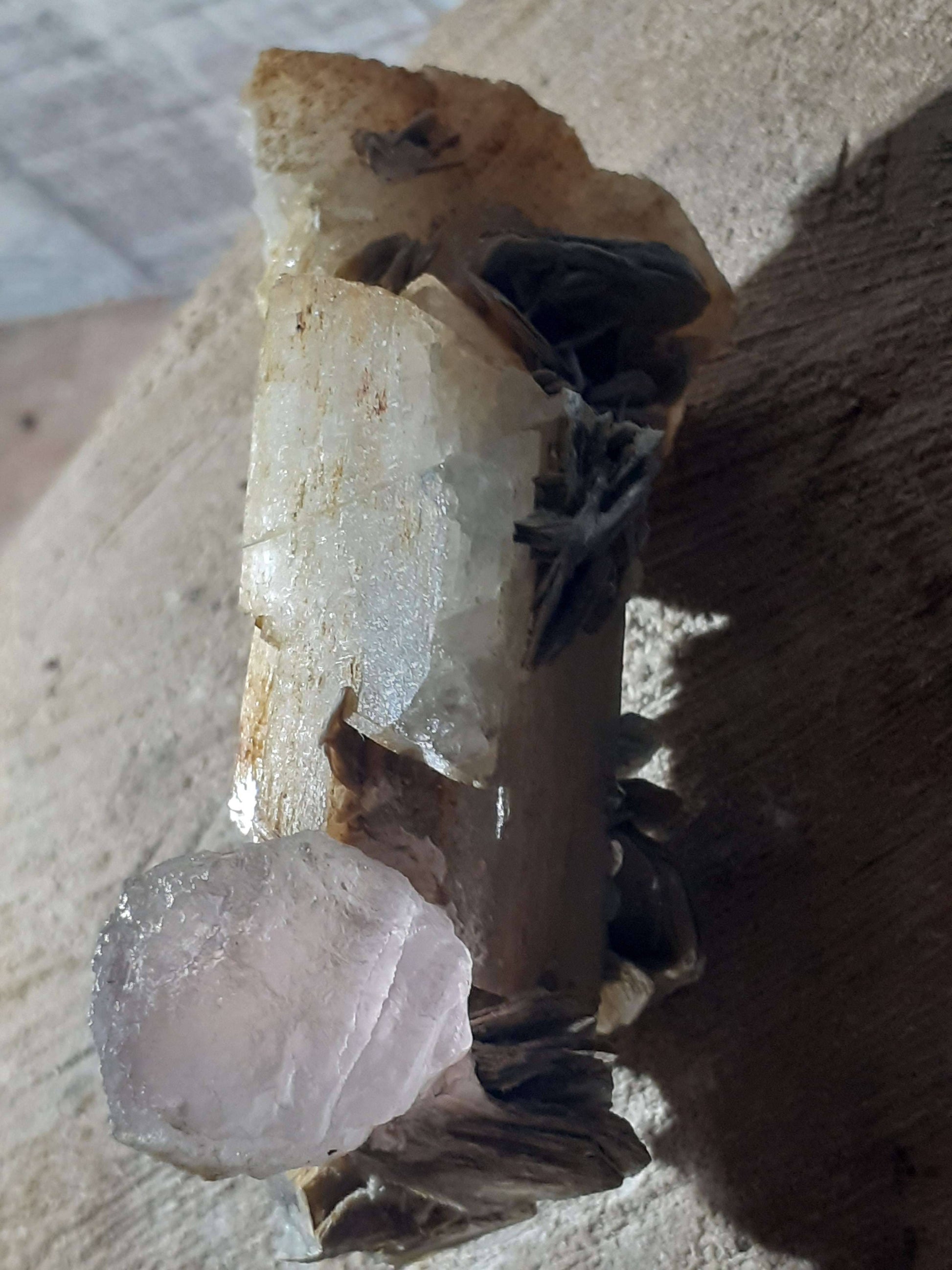 Beautiful pink fluorite crystal on cluster of mica and quartz, well shaped, well balanced, 135 grams - Natural Gems Belgium