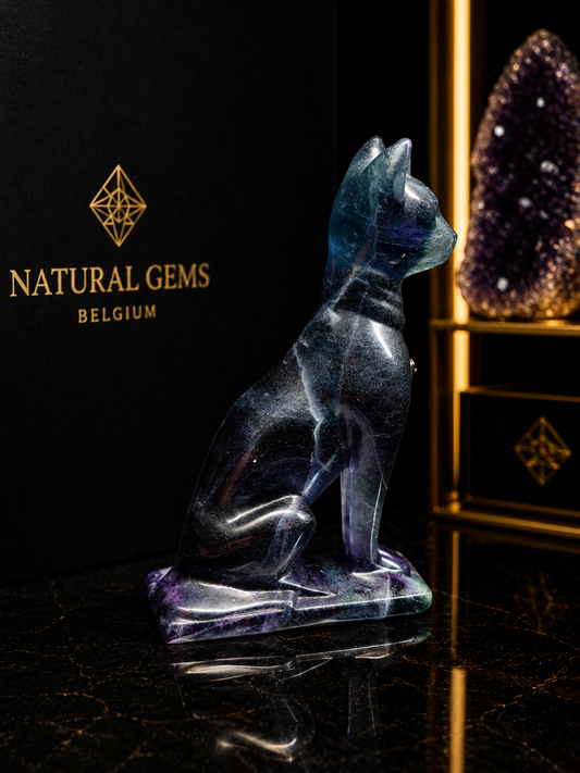 Premium Blue Green Fluorite Cat Sculpture on Fluorite Base – Hand Carved Natural Fluorite – 6.83 cm - Natural Gems Belgium