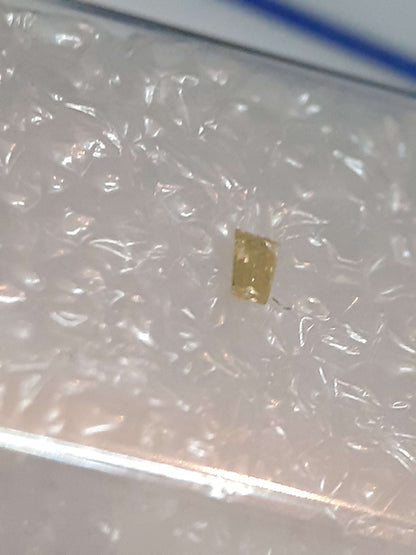 Certified Diamond - Tapered Baguette - 0.02ct - I1 - Natural Fancy greyish greenish Yellow - Natural Gems Belgium