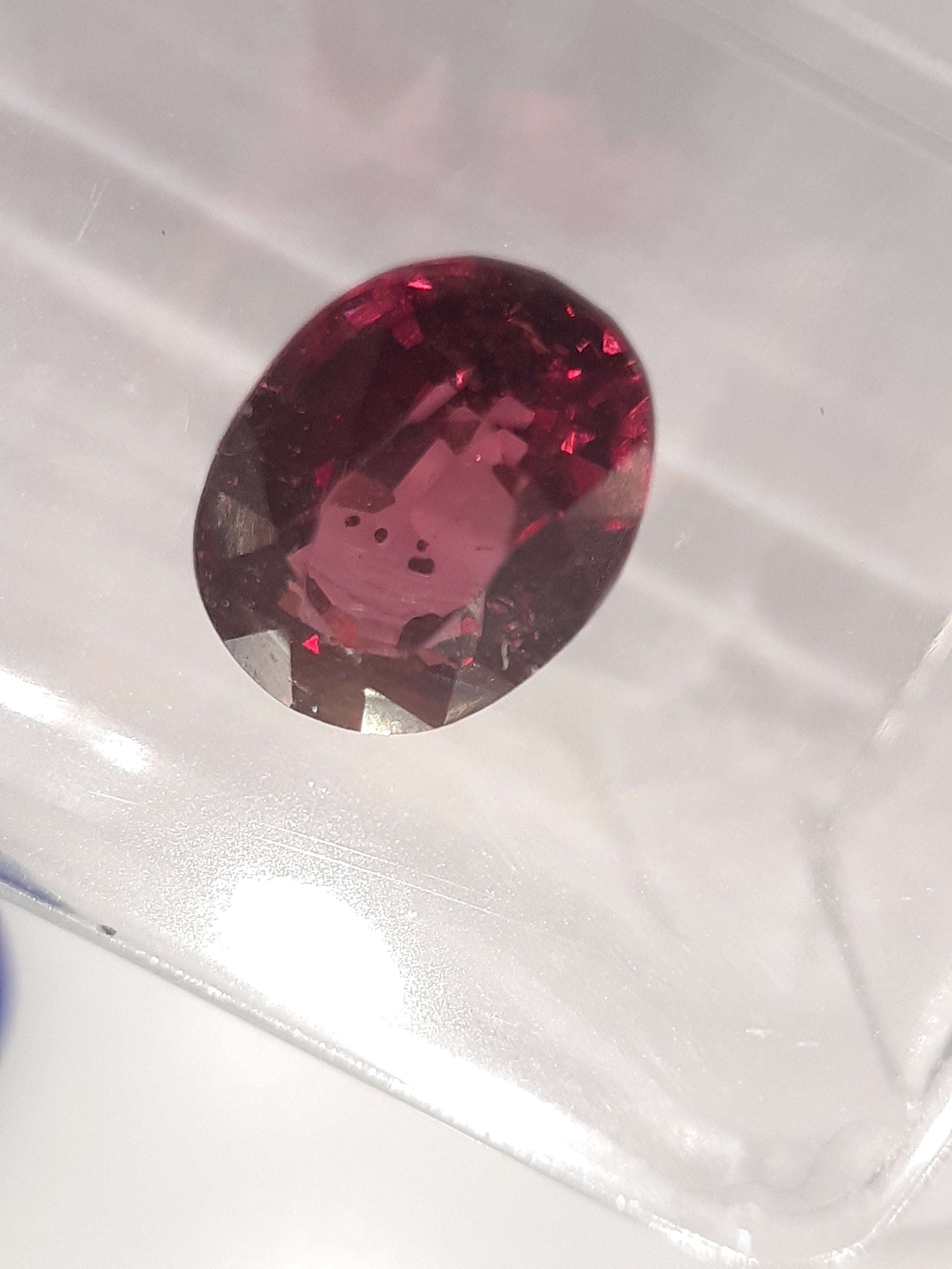 Certified Natural Rhodolite Garnet - 1.58 ct - oval cut - Tanzania - Sealed - Natural Gems Belgium