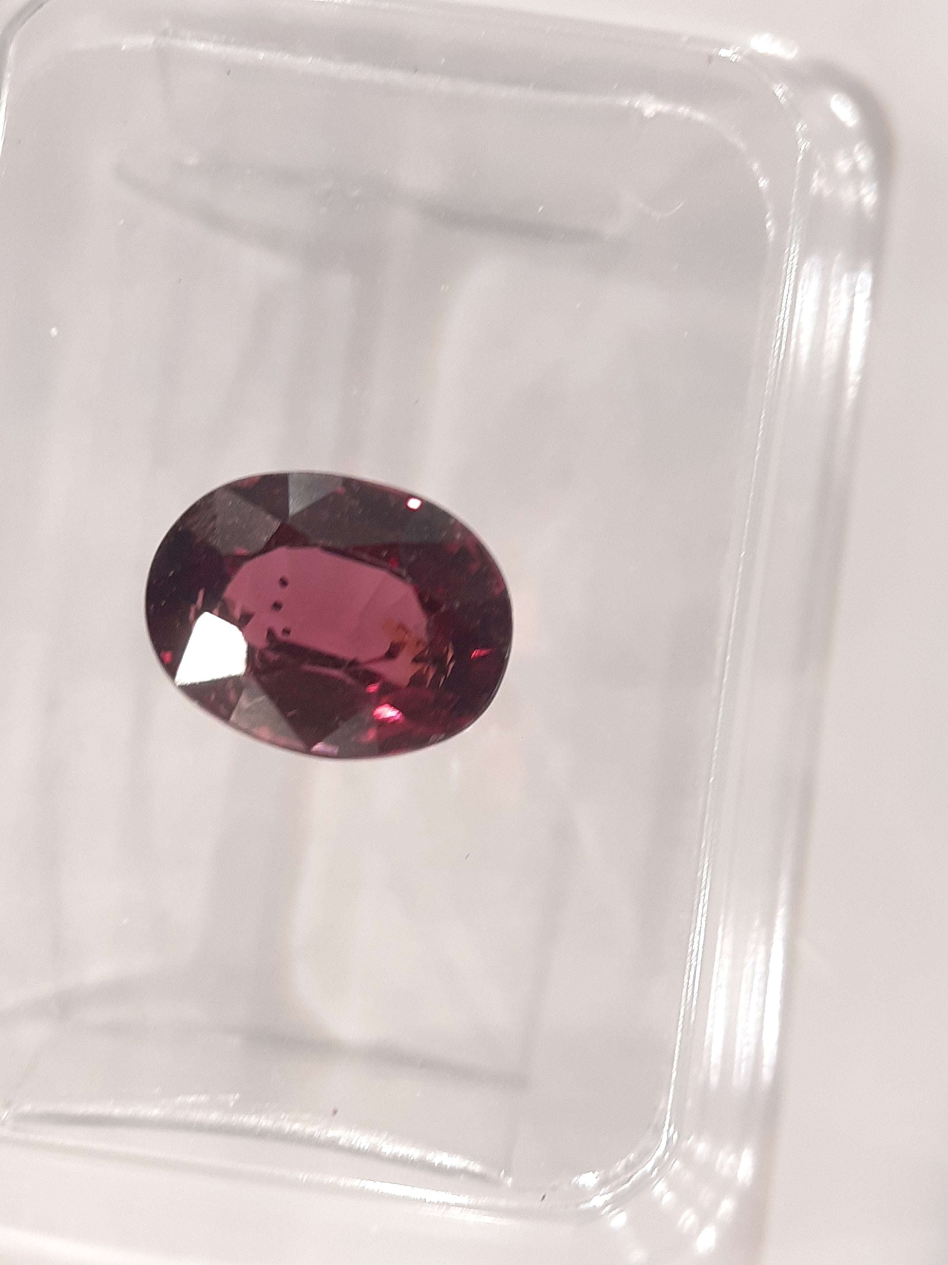 Certified Natural Rhodolite Garnet - 1.58 ct - oval cut - Tanzania - Sealed - Natural Gems Belgium