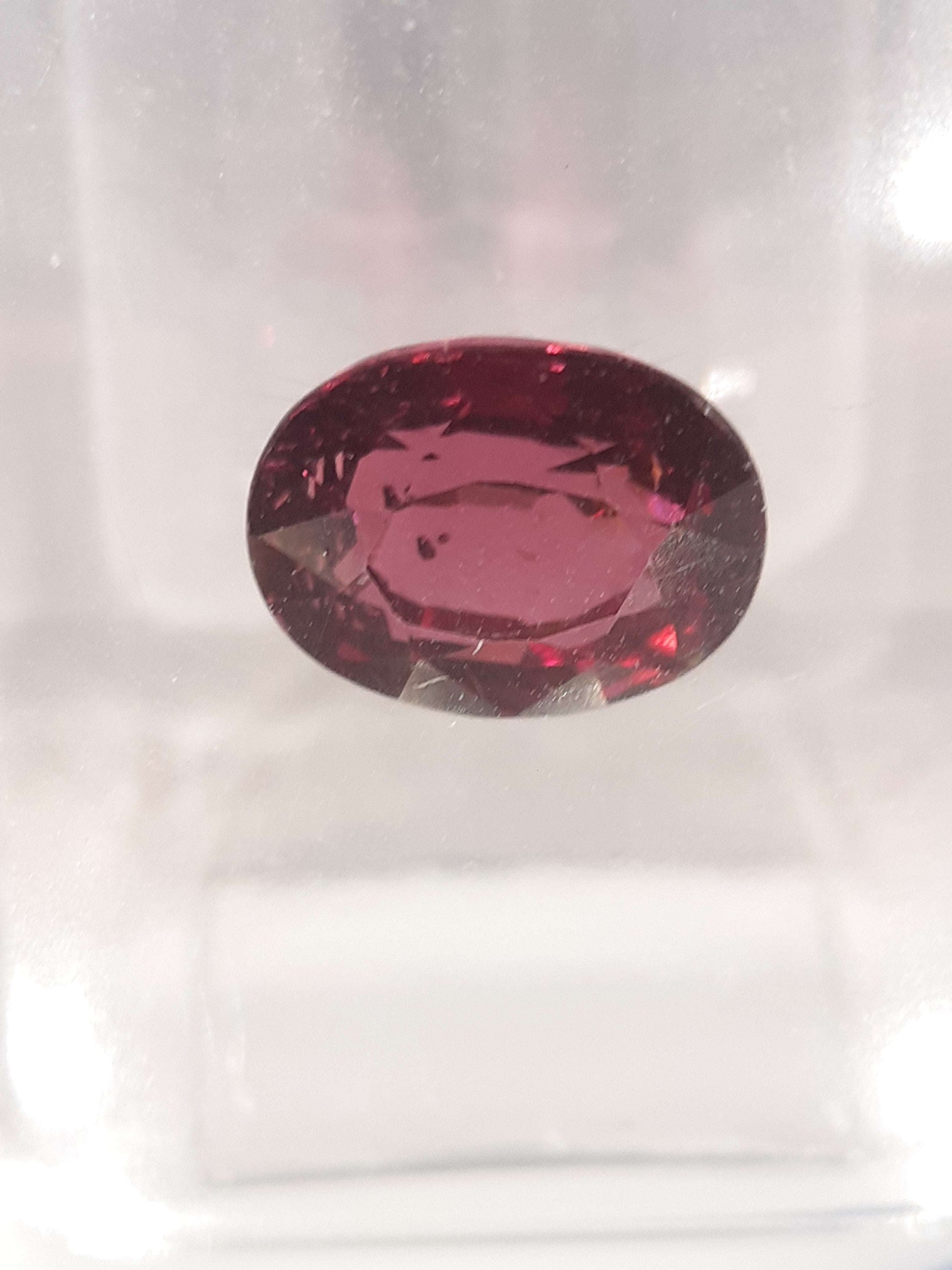 Certified Natural Rhodolite Garnet - 1.58 ct - oval cut - Tanzania - Sealed - Natural Gems Belgium