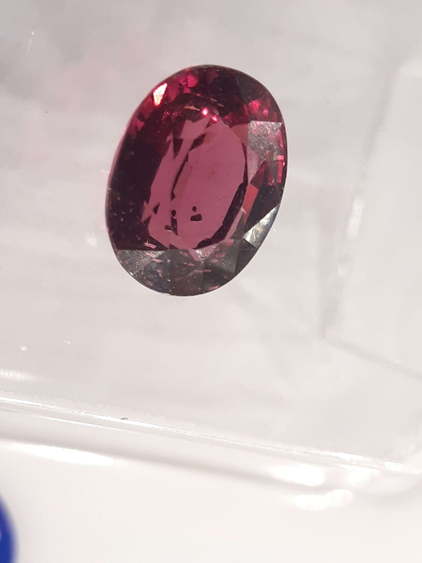 Certified Natural Rhodolite Garnet - 1.58 ct - oval cut - Tanzania - Sealed - Natural Gems Belgium