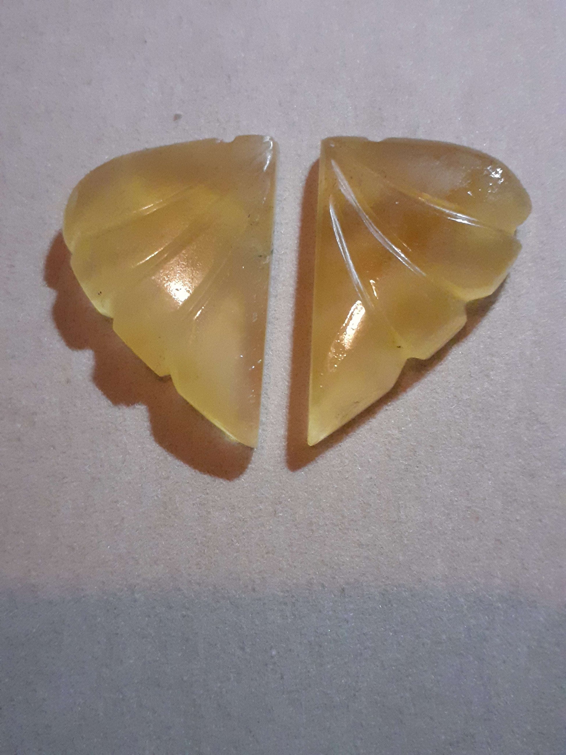 Handcarved Fluorite : pair of leaves forming heart - natural fluorite 40.05 ct - Natural Gems Belgium