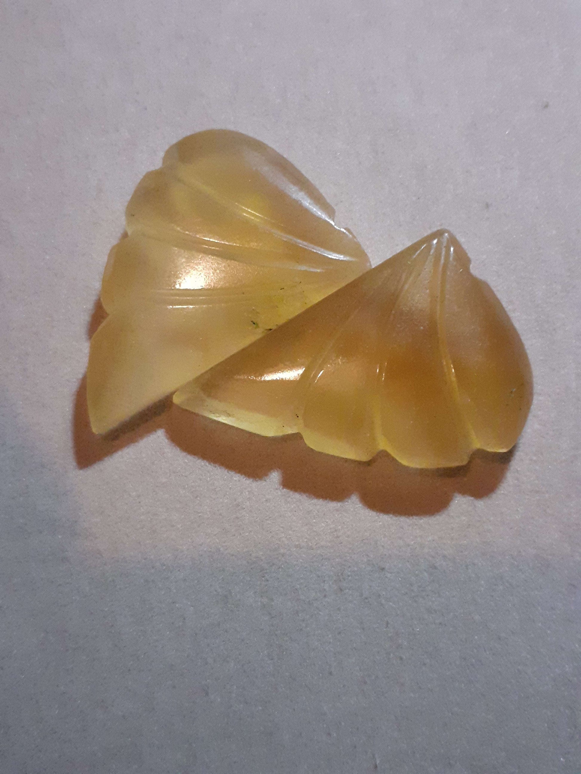 Handcarved Fluorite : pair of leaves forming heart - natural fluorite 40.05 ct - Natural Gems Belgium