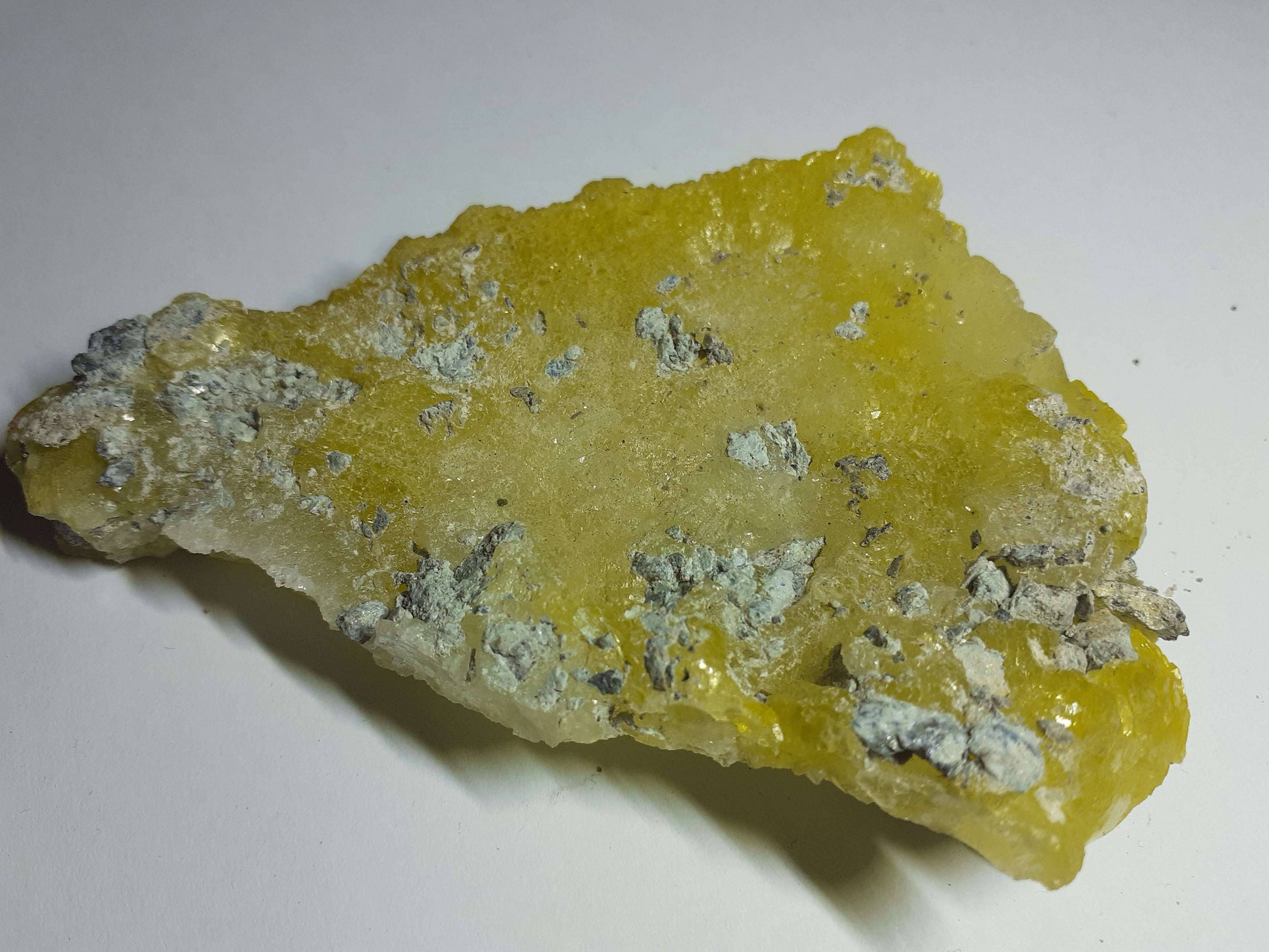 high quality cluster with mainly yellow brucite, rough natural stone, 524.75 ct - Natural Gems Belgium