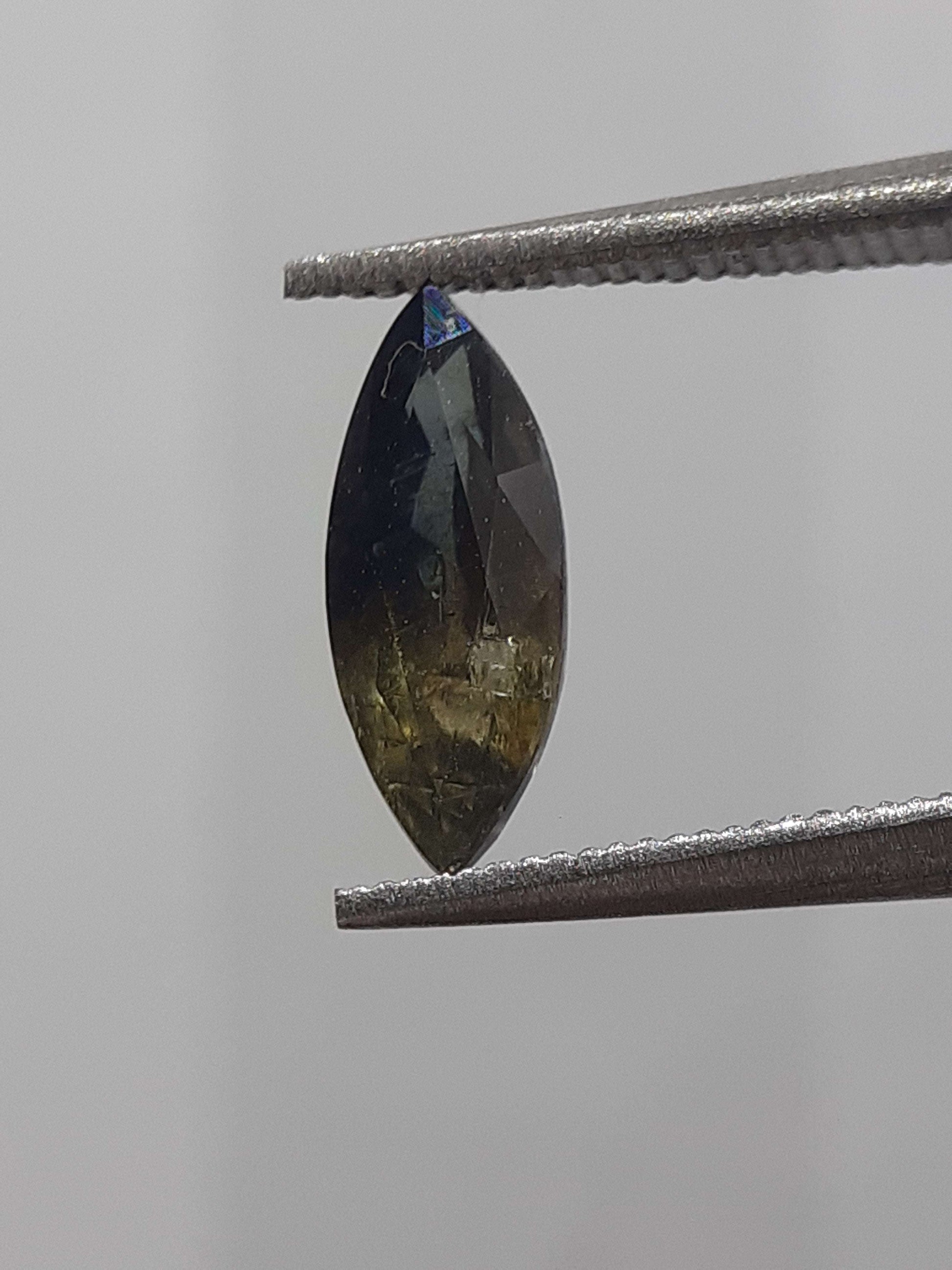 Natural bicolor sapphire - 0.69 ct - Marquise - unheated - Tanzania - certified by NGB - Natural Gems Belgium