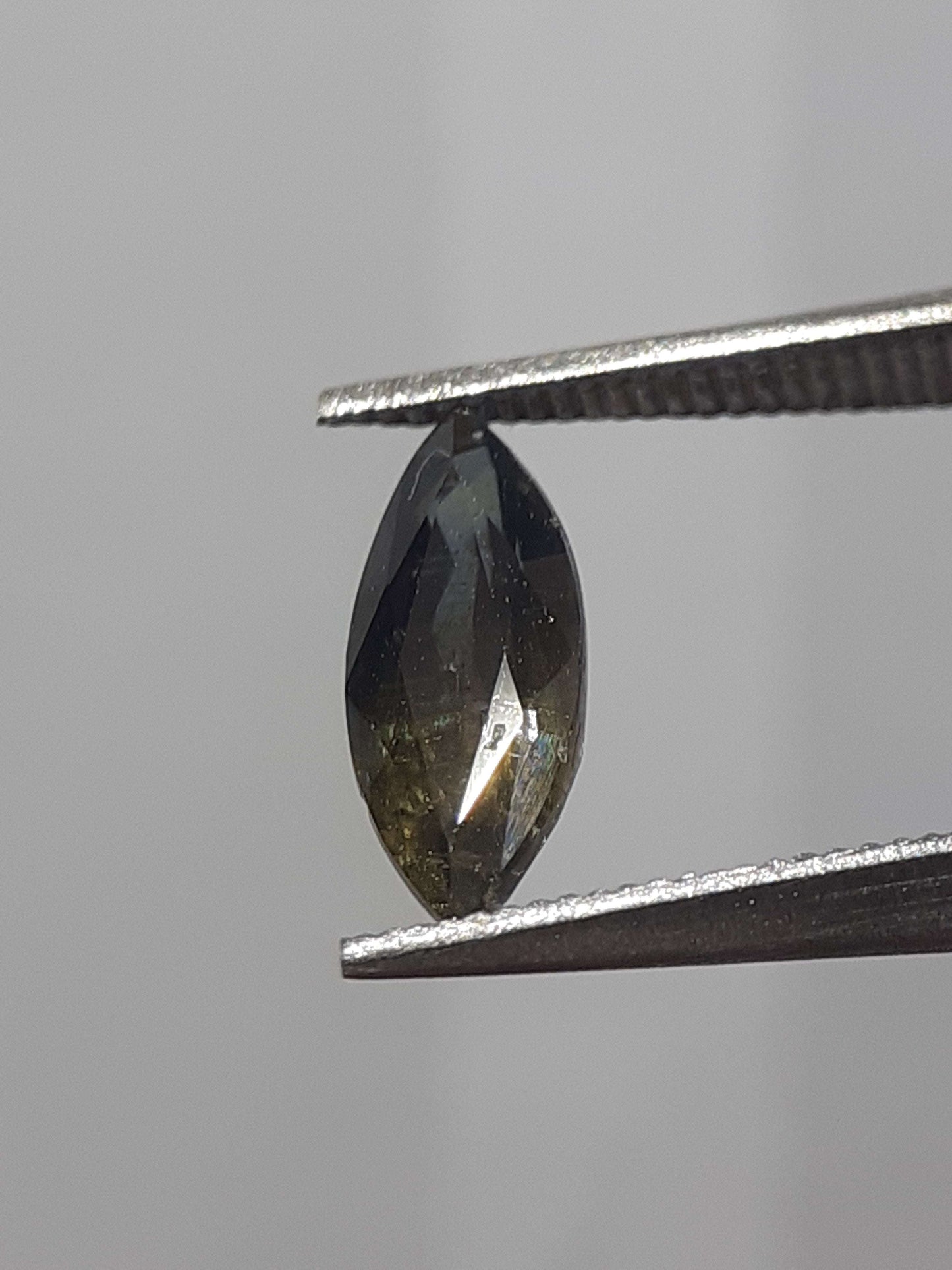 Natural bicolor sapphire - 0.69 ct - Marquise - unheated - Tanzania - certified by NGB - Natural Gems Belgium