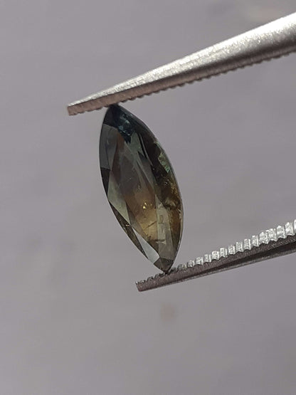 Natural bicolor sapphire - 0.69 ct - Marquise - unheated - Tanzania - certified by NGB - Natural Gems Belgium