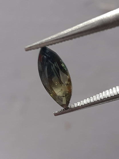 Natural bicolor sapphire - 0.69 ct - Marquise - unheated - Tanzania - certified by NGB - Natural Gems Belgium