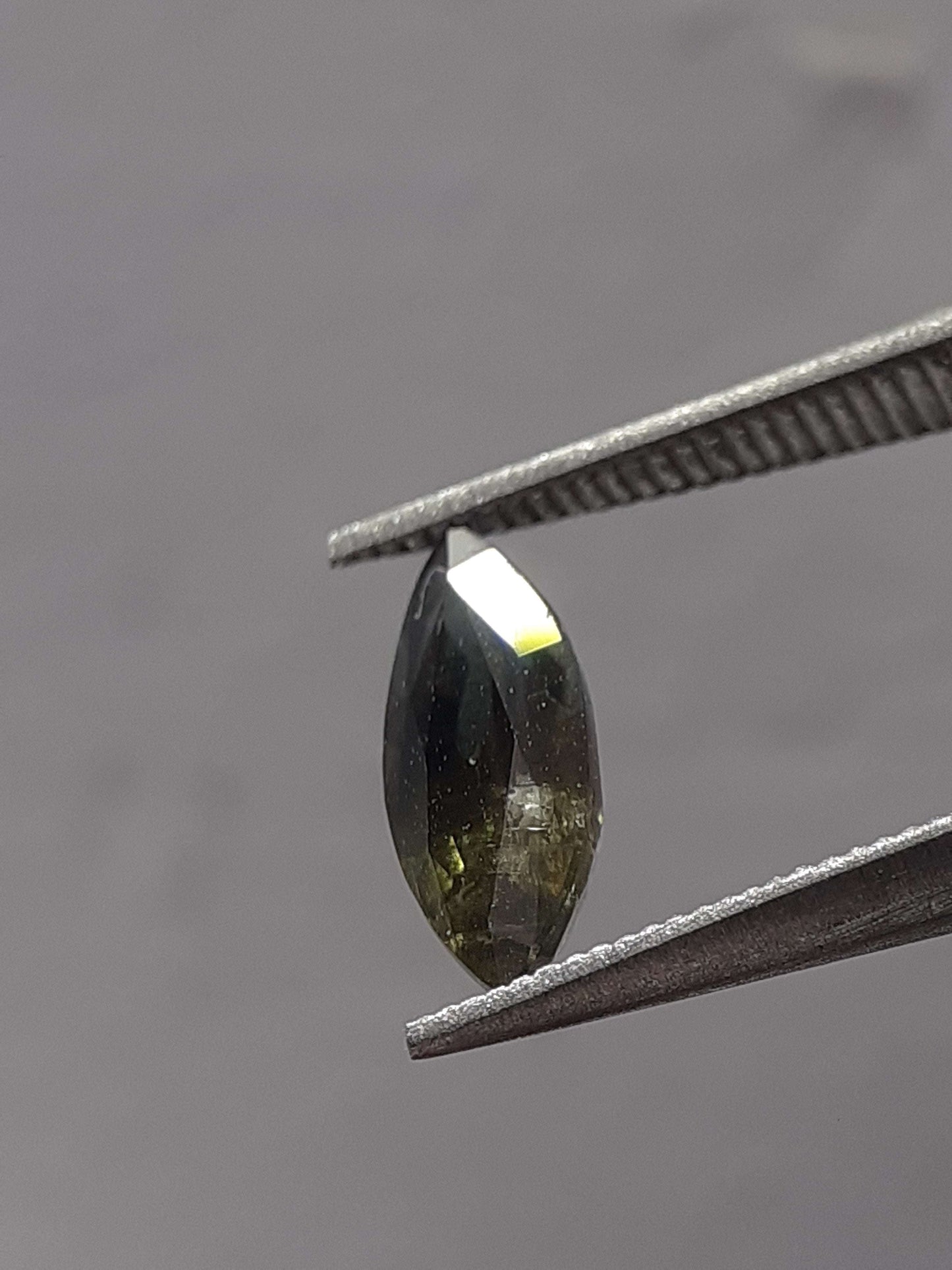 Natural bicolor sapphire - 0.69 ct - Marquise - unheated - Tanzania - certified by NGB - Natural Gems Belgium