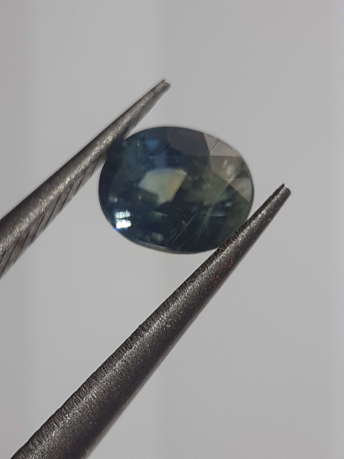 Natural Bicolor yellowish green and blue Sapphire - 0.58 ct - Oval - unheated -  Certified by NGB - Natural Gems Belgium