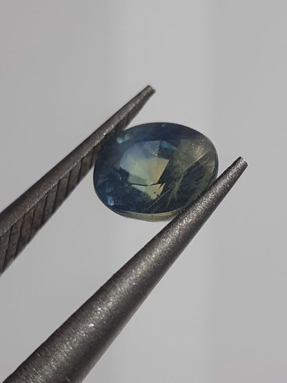 Natural Bicolor yellowish green and blue Sapphire - 0.58 ct - Oval - unheated -  Certified by NGB - Natural Gems Belgium