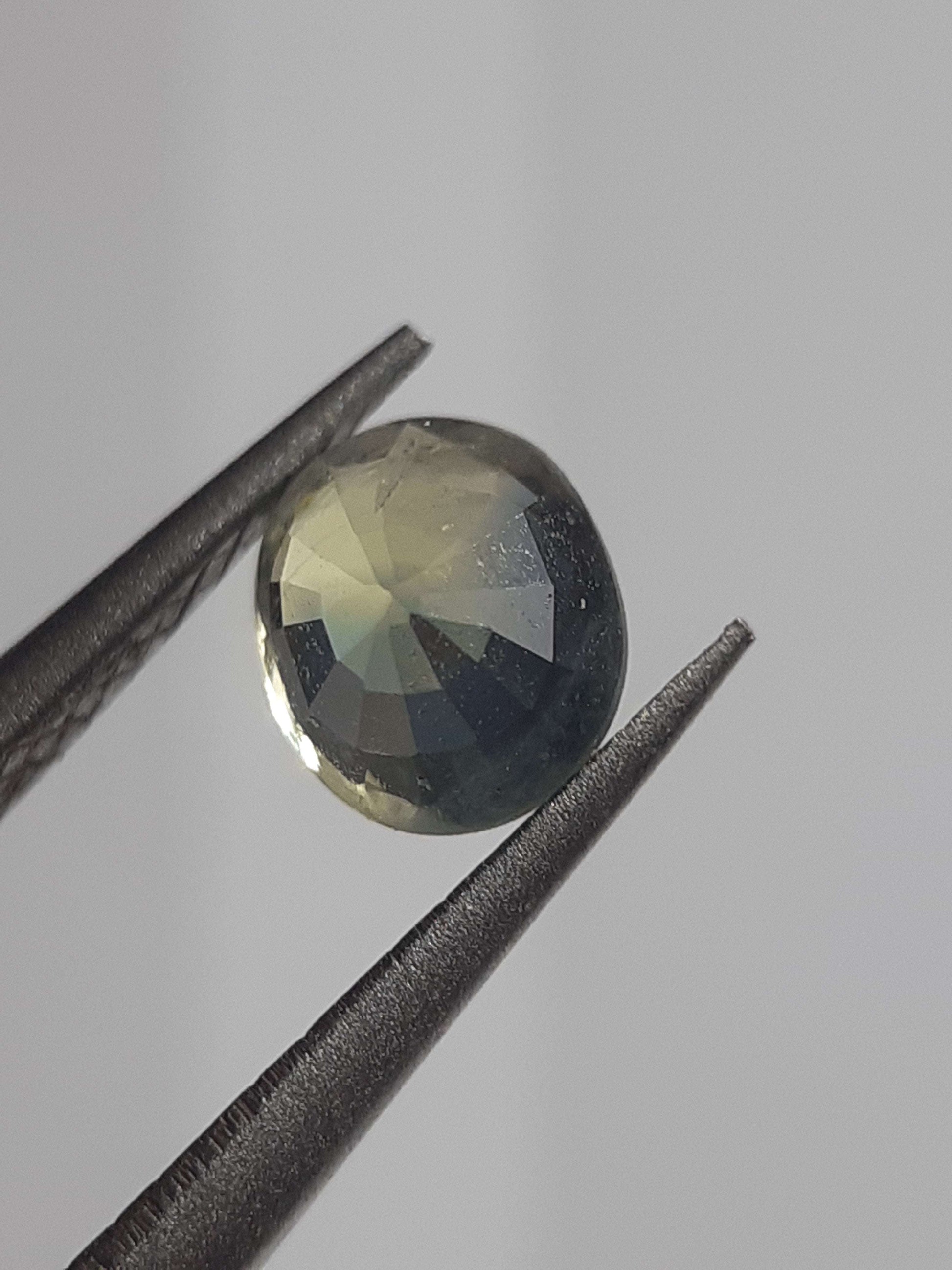 Natural Bicolor yellowish green and blue Sapphire - 0.58 ct - Oval - unheated -  Certified by NGB - Natural Gems Belgium