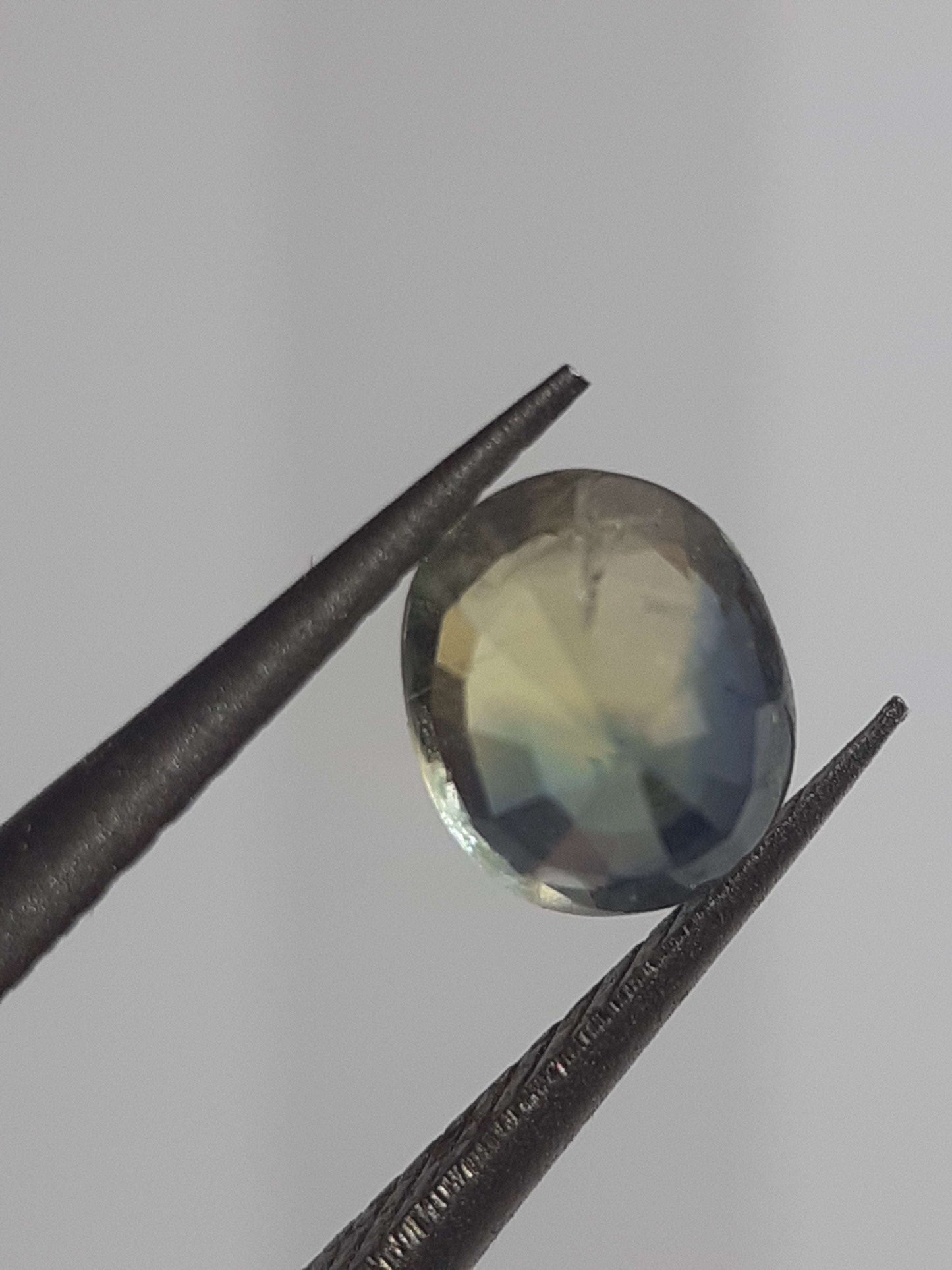 Natural Bicolor yellowish green and blue Sapphire - 0.58 ct - Oval - unheated -  Certified by NGB - Natural Gems Belgium