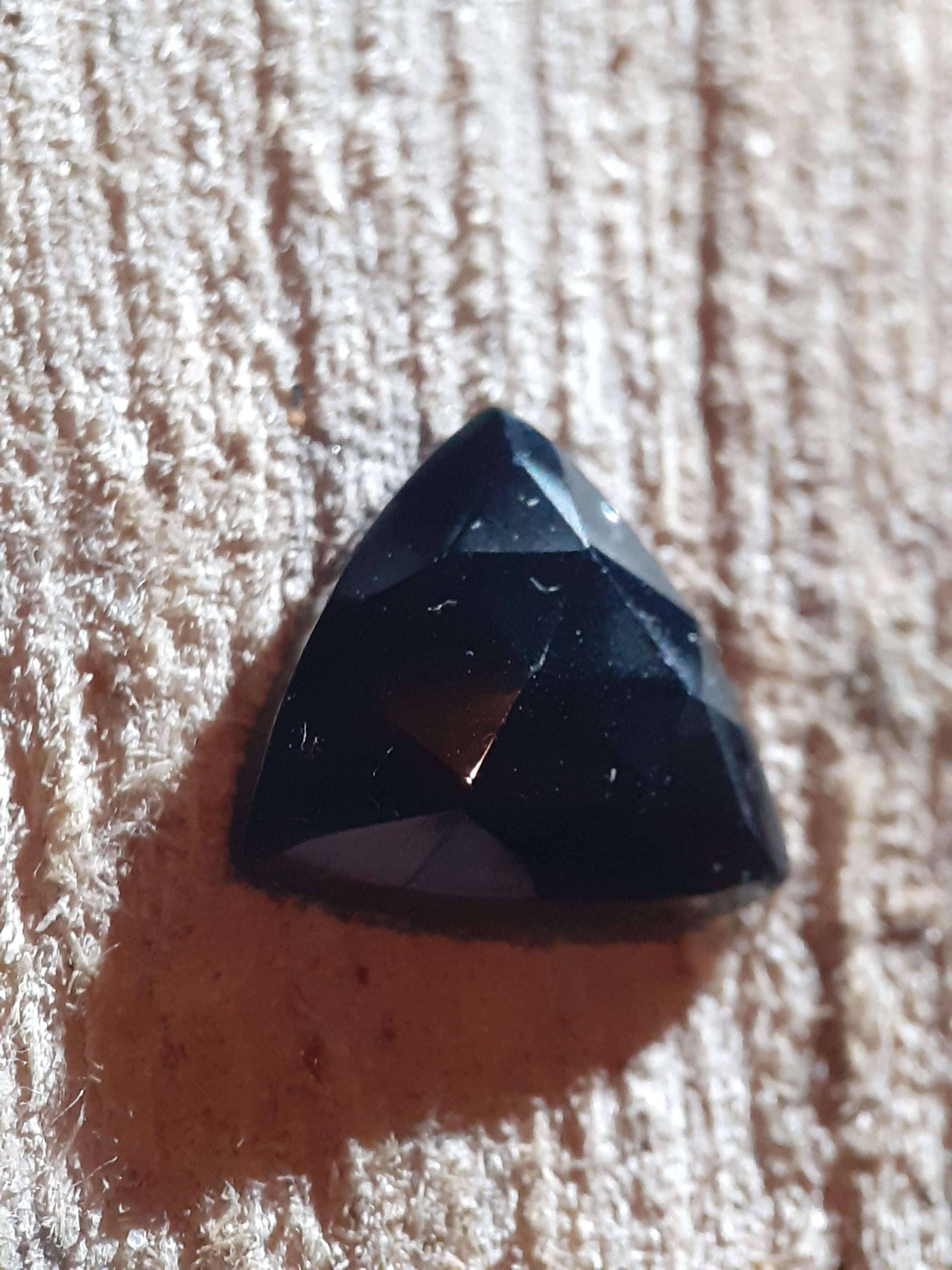 Natural Black Spinel, trillion rose cut , 4.35 ct, Afrika , untreated - Natural Gems Belgium