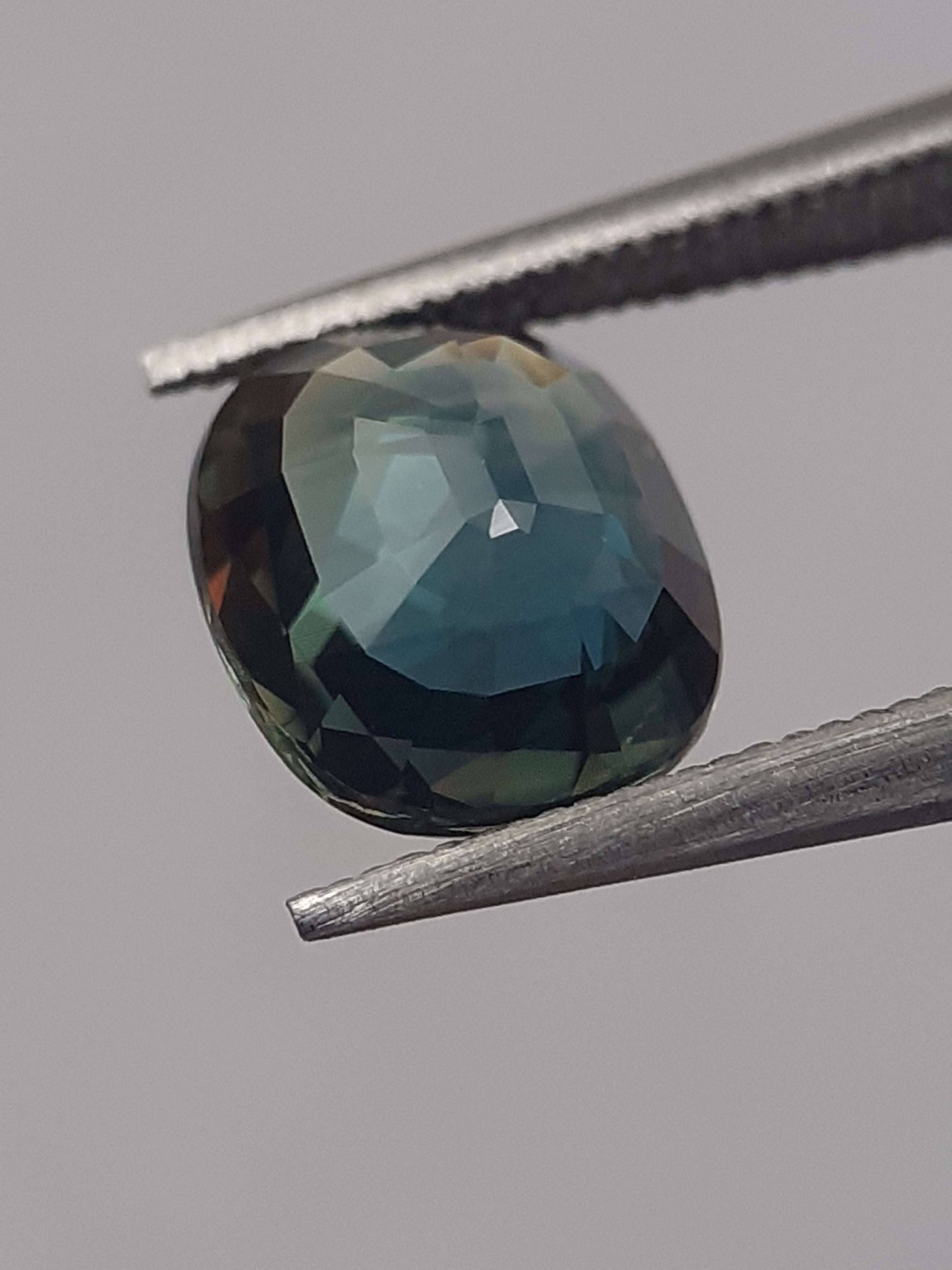 Natural Blue Green and Yellow sapphire - 1.13 ct - oval - uheated - VVS to IF