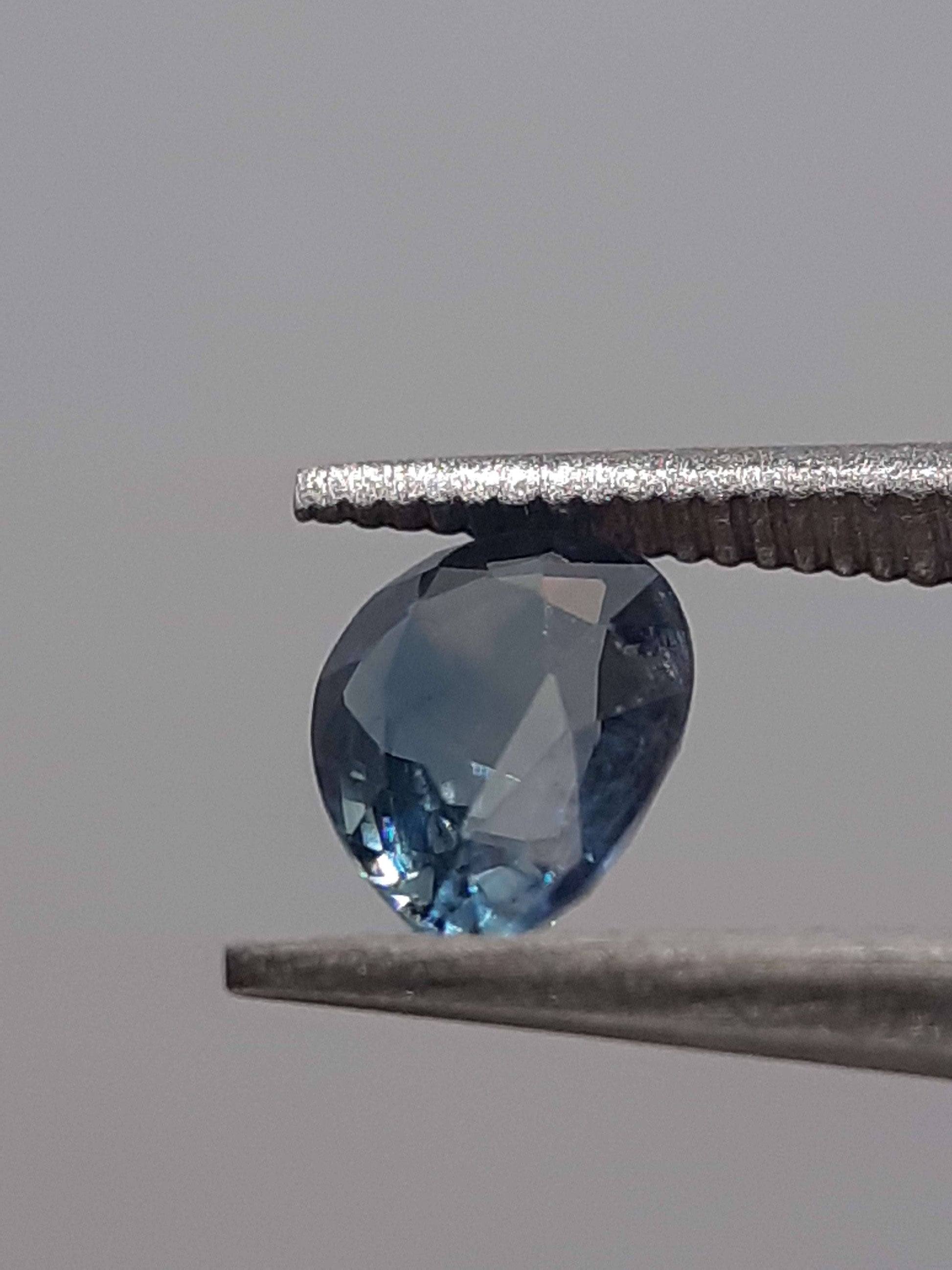 Natural blue sapphire - 0.38 ct - Pear - heated - Australia - certified by NGB - Natural Gems Belgium