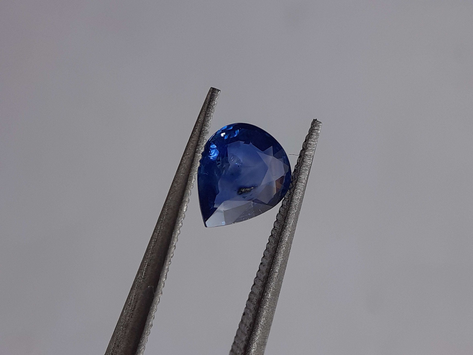 Natural blue sapphire - 0.62 ct - pear - heated - Ceylon - certified by NGB - Natural Gems Belgium