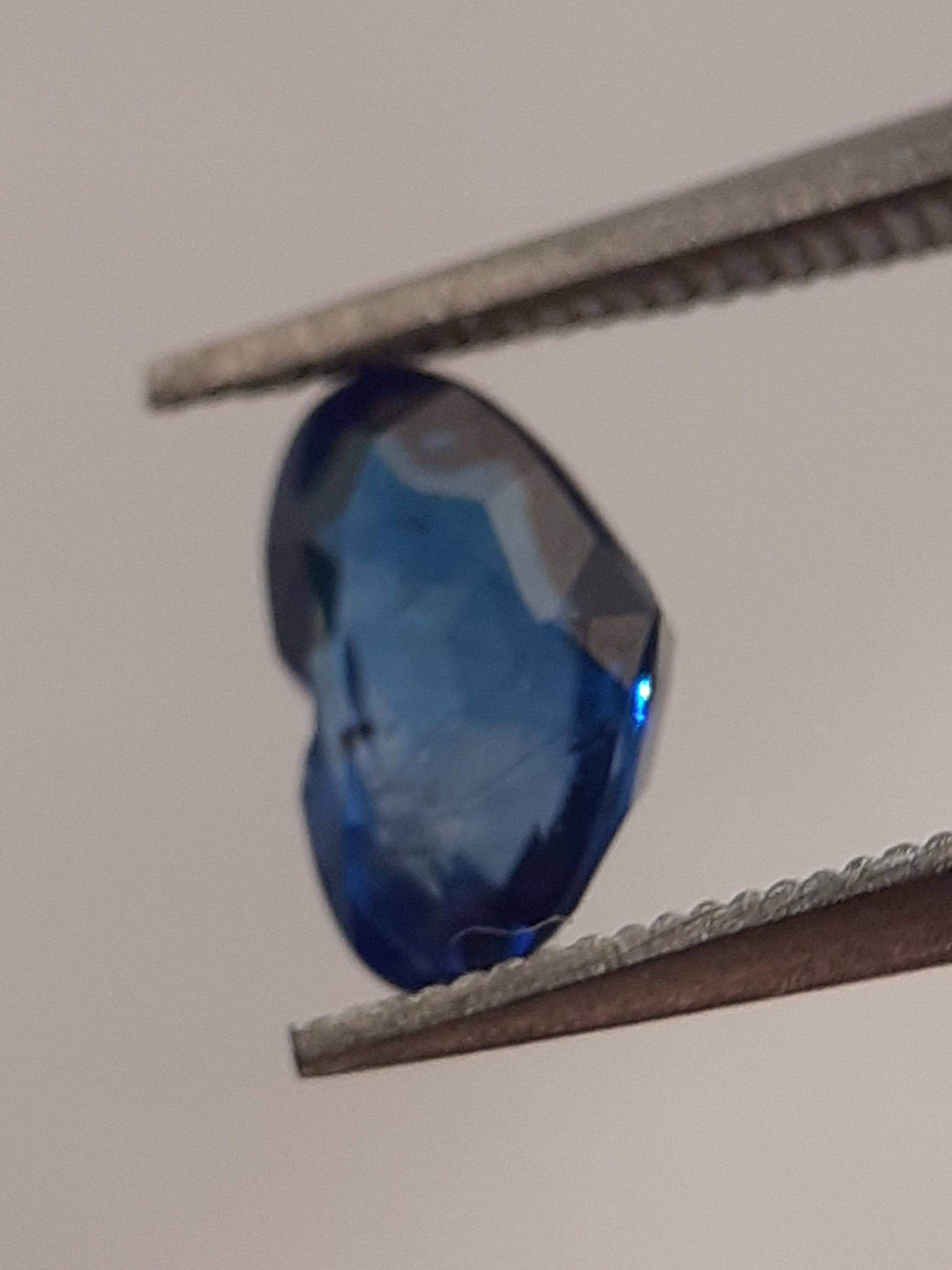 Natural blue sapphire - 0.69 ct - Heart - heated - Ceylon - certified by NGB - Natural Gems Belgium