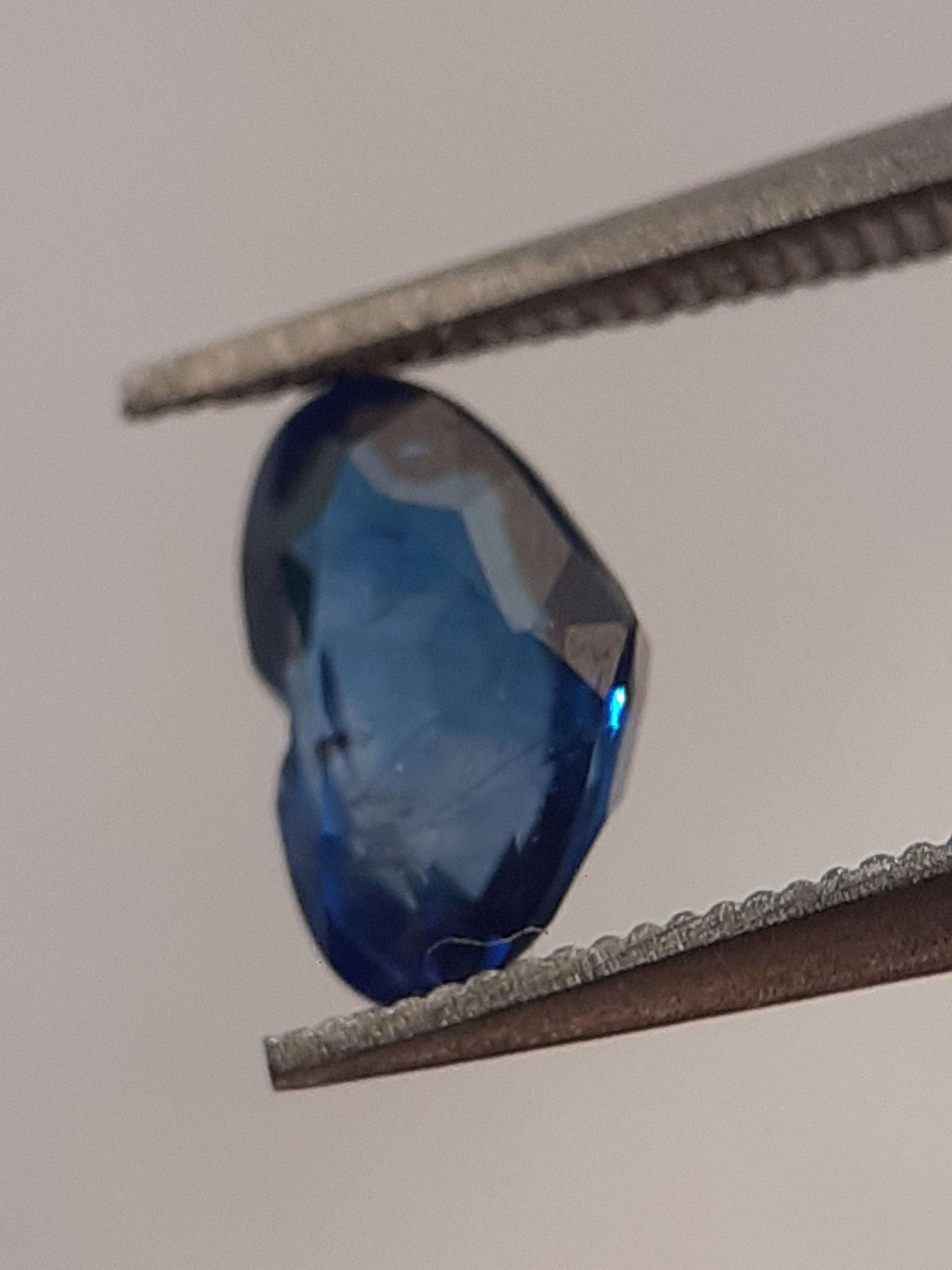 Natural blue sapphire - 0.69 ct - Heart - heated - Ceylon - certified by NGB - Natural Gems Belgium