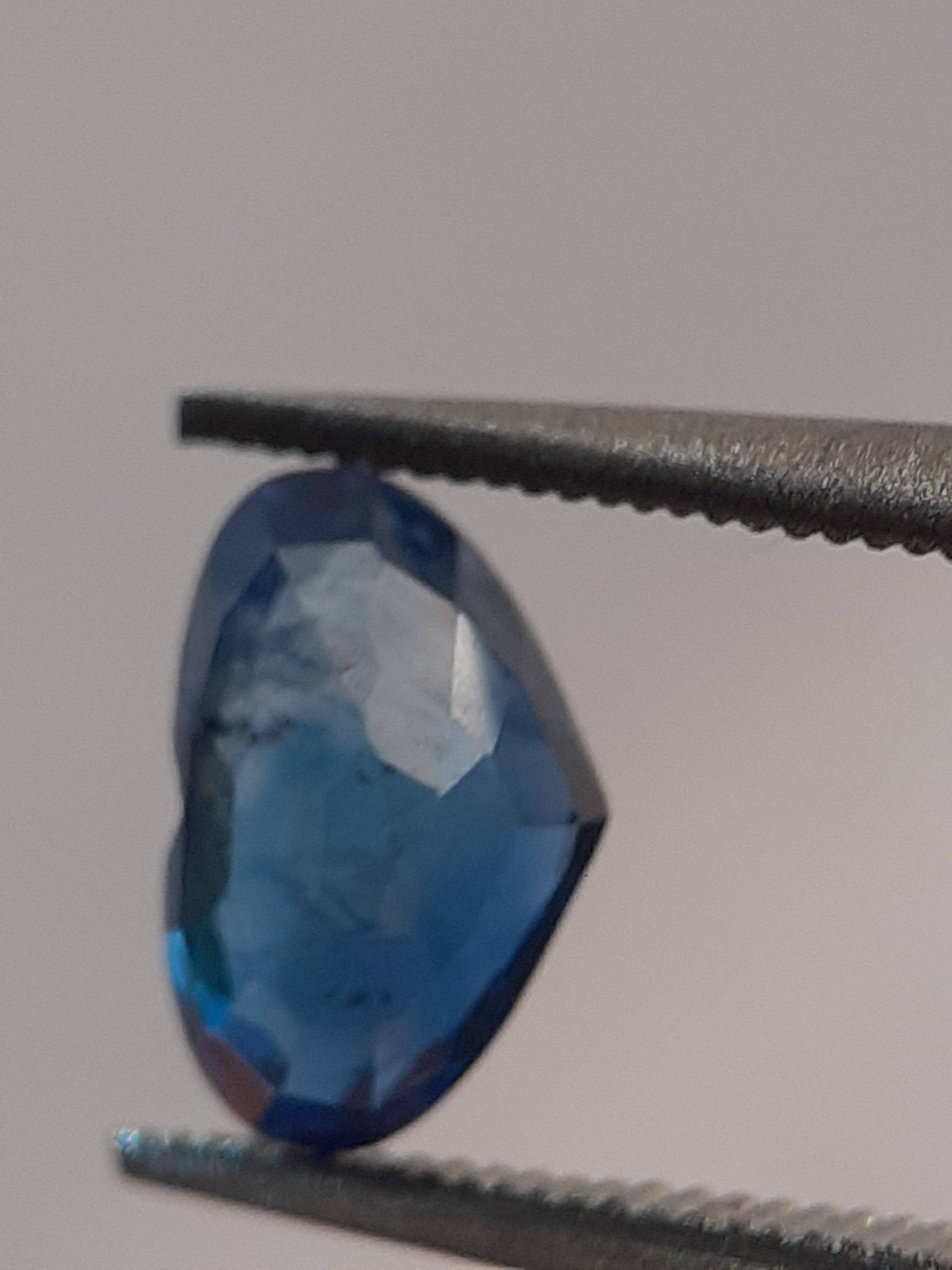 Natural blue sapphire - 0.69 ct - Heart - heated - Ceylon - certified by NGB - Natural Gems Belgium