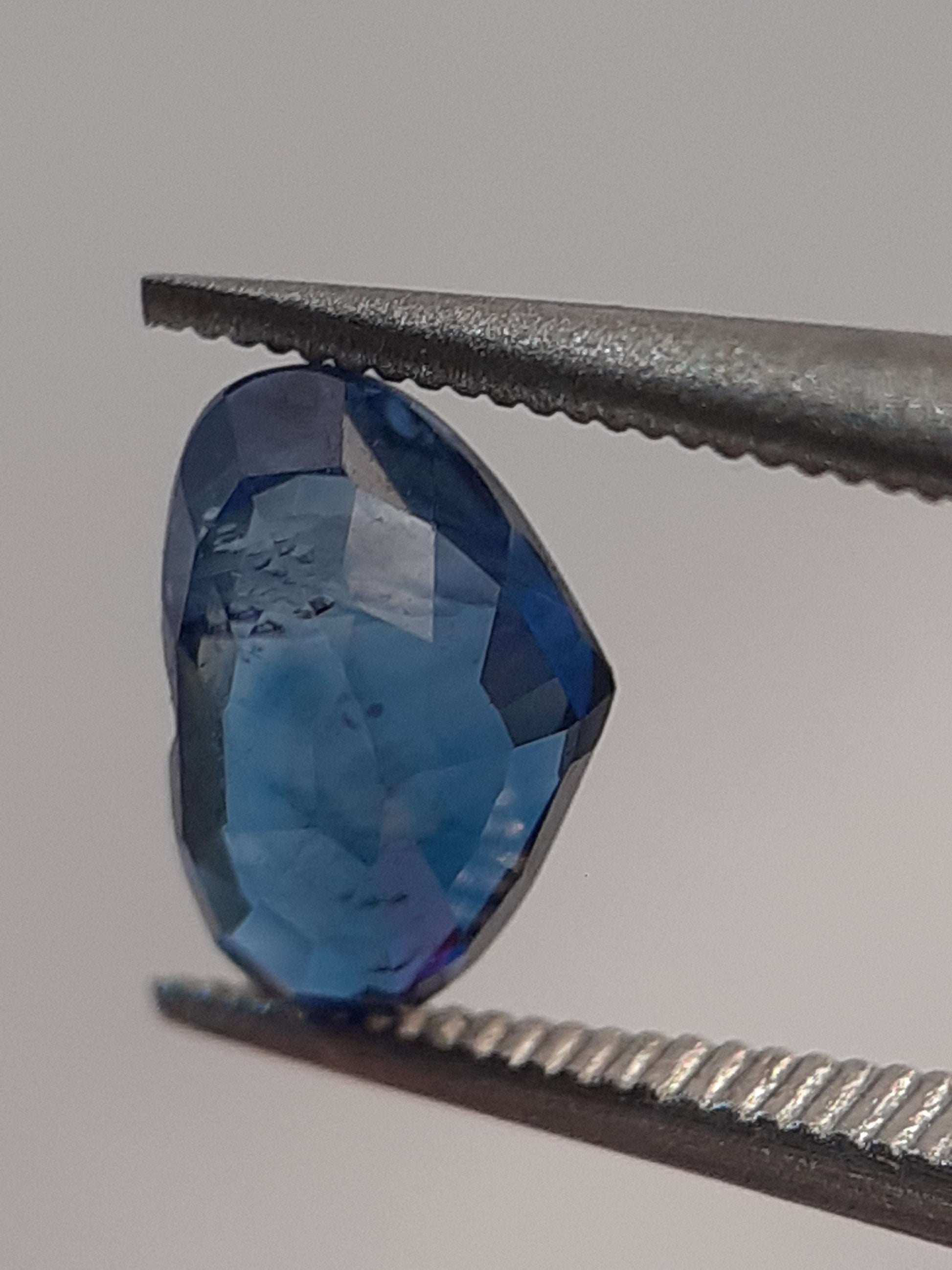 Natural blue sapphire - 0.69 ct - Heart - heated - Ceylon - certified by NGB - Natural Gems Belgium