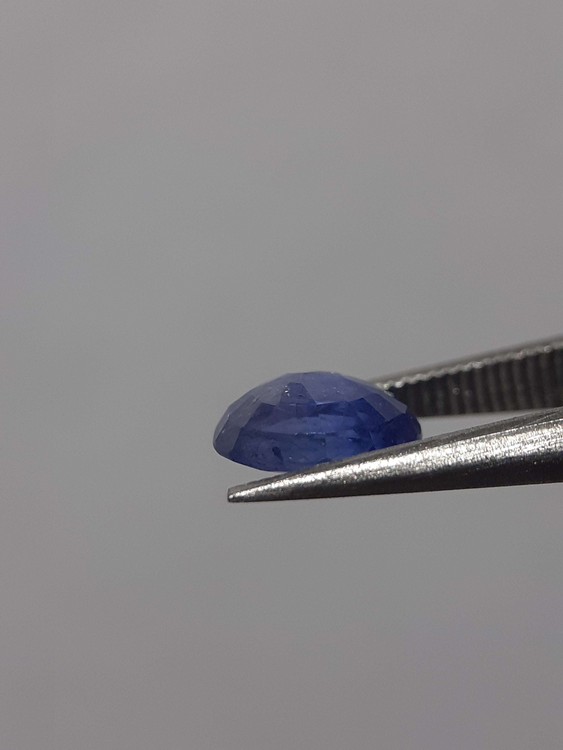 Natural blue sapphire - 0.79 ct - Oval - heated - Ceylon - certified by NGB - Natural Gems Belgium