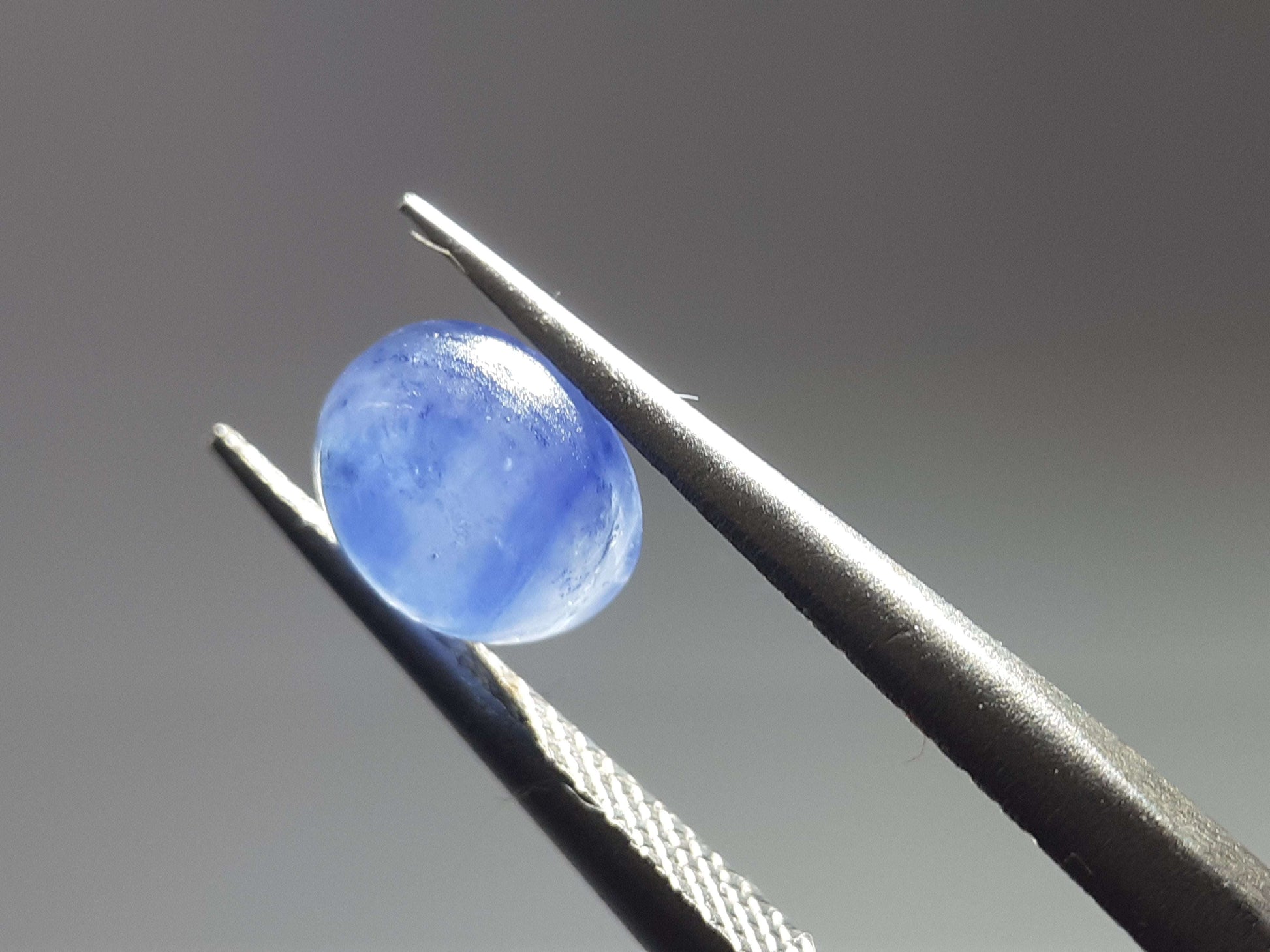 Natural blue Sapphire - 1.28 ct - oval cabochon - Ceylon - heated - certified by NGB - Natural Gems Belgium