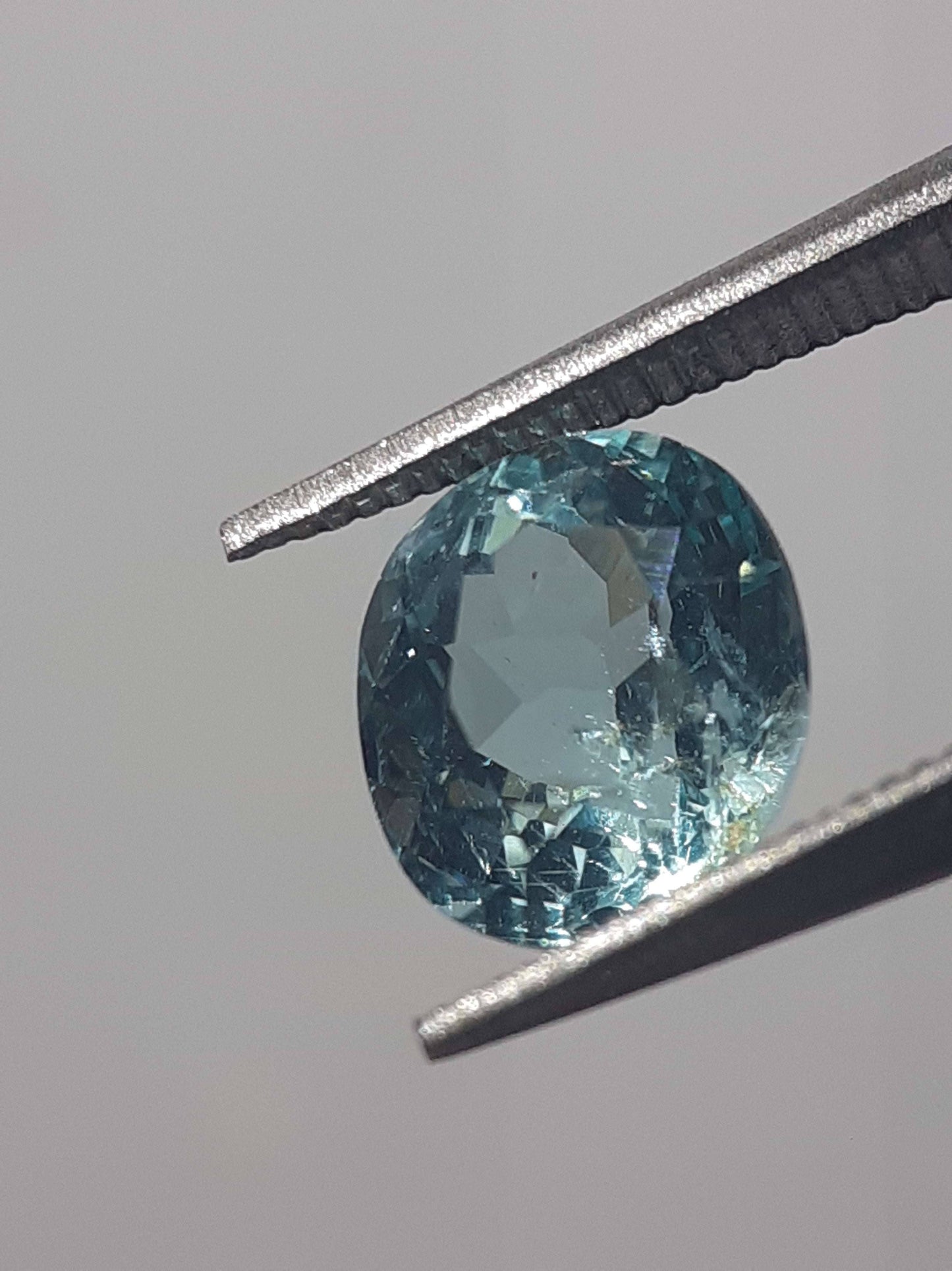 Natural bluish green Apatite - 1.08 ct - oval - unheated - certified by NGB - Natural Gems Belgium