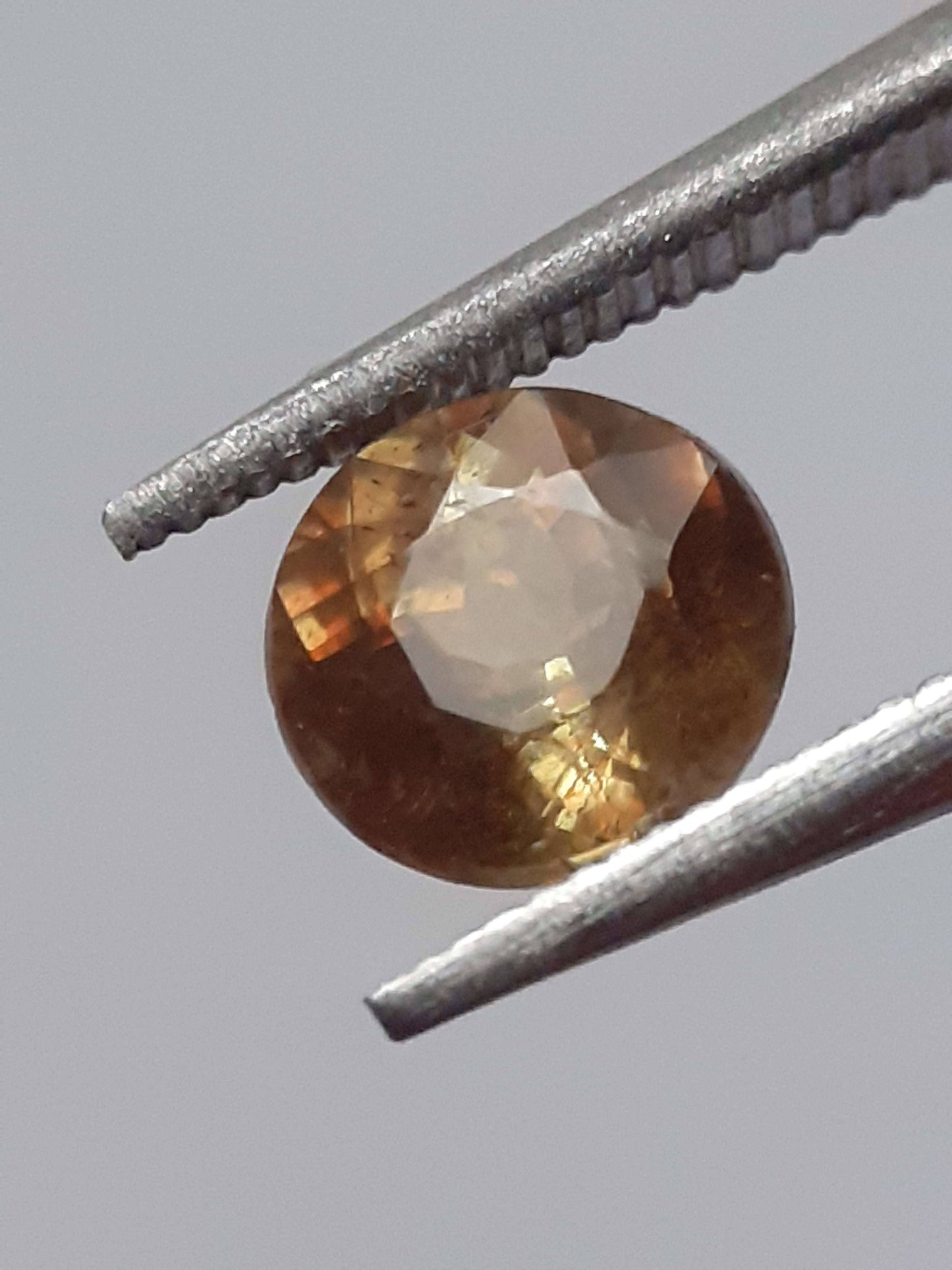 Natural brownish yellow shpene - 0.50 ct - round - unheated - sparkles A+ - certified by NGB - Natural Gems Belgium