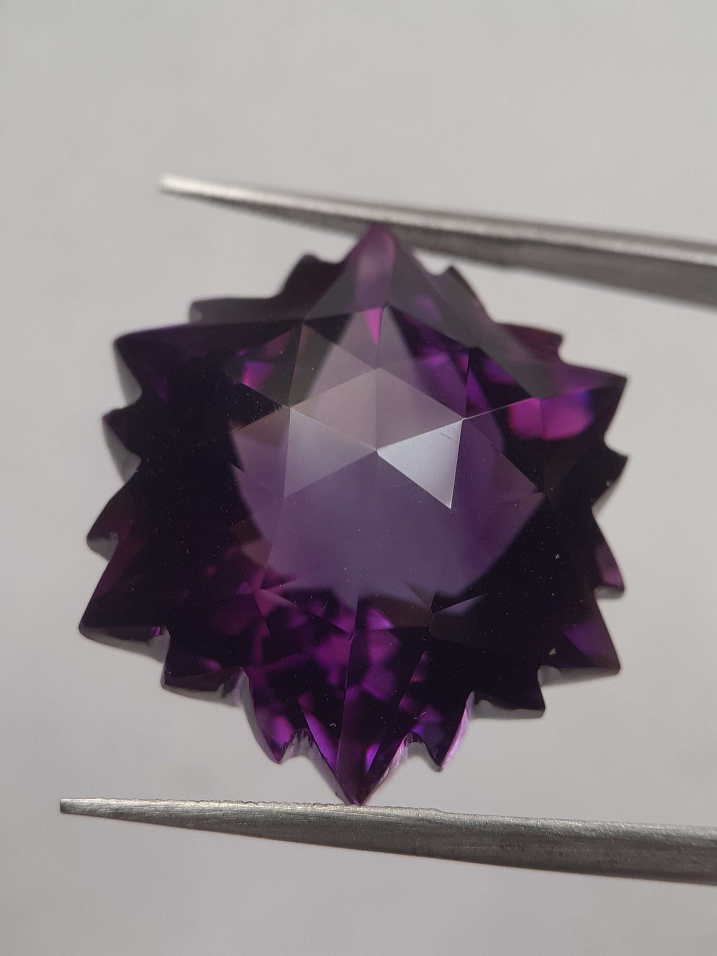 Natural deep purple Amethyst - 33.13 ct - AAA grade - hexagon snowflake - unheated