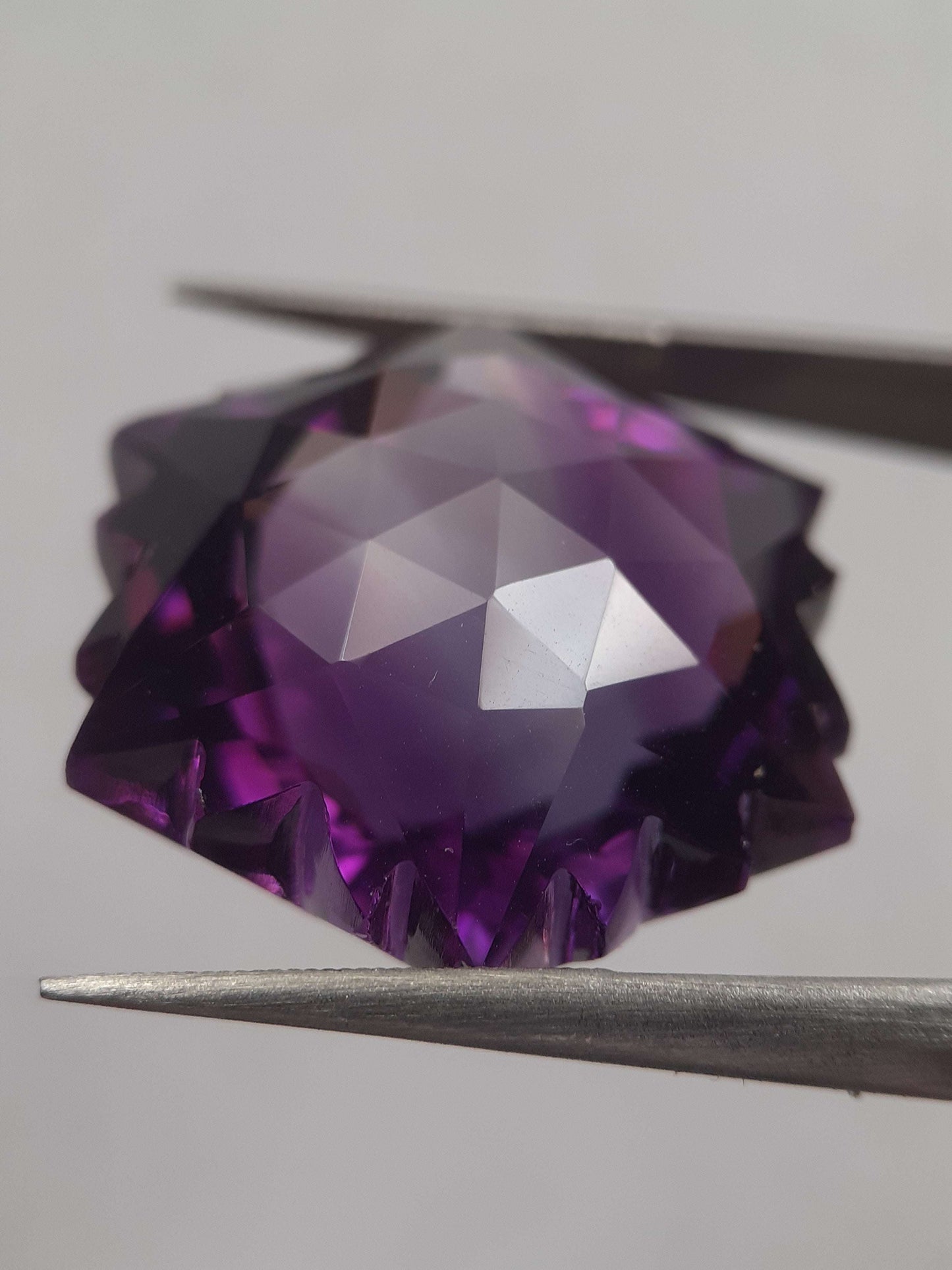 Natural deep purple Amethyst - 33.13 ct - AAA grade - hexagon snowflake - unheated