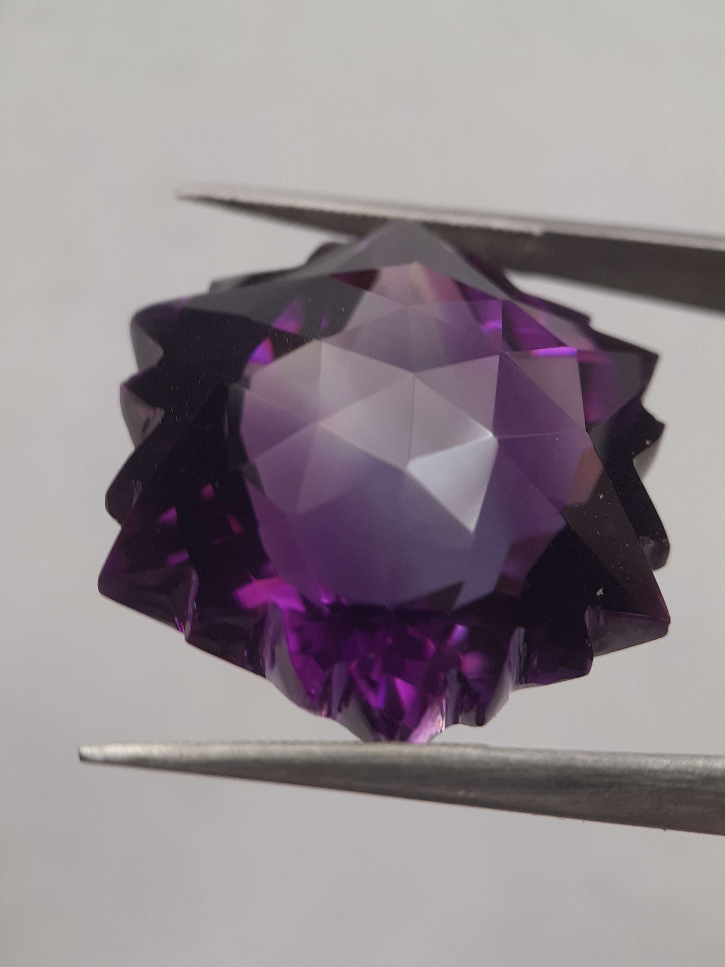 Natural deep purple Amethyst - 33.13 ct - AAA grade - hexagon snowflake - unheated