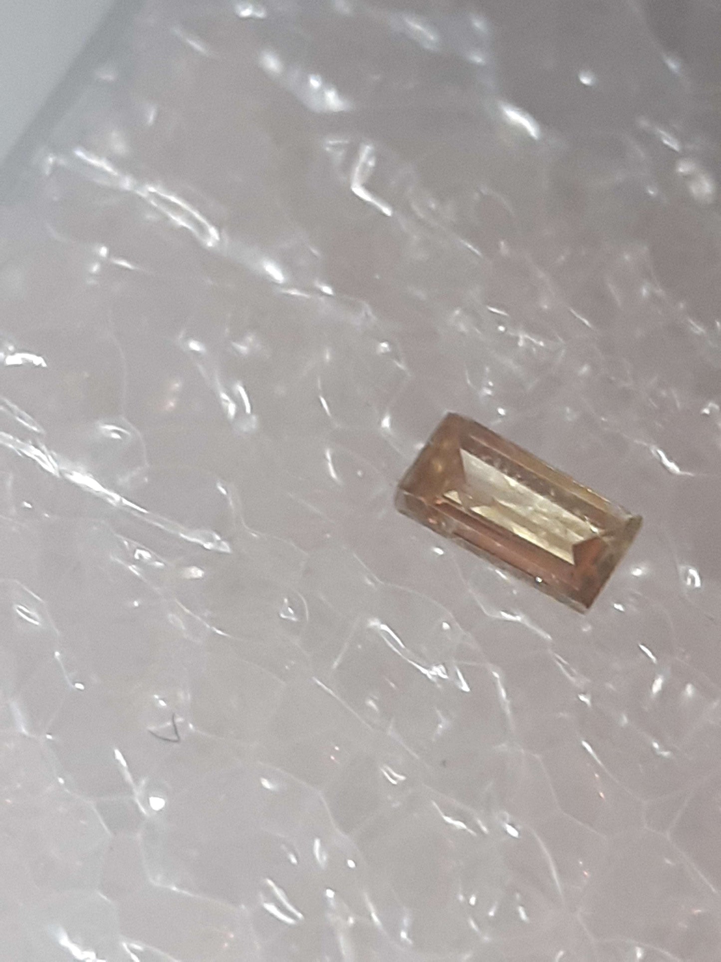 Natural Diamond - Baguette - 0.03ct - I1 - fancy yellowish greenish Brown - sealed - Natural Gems Belgium