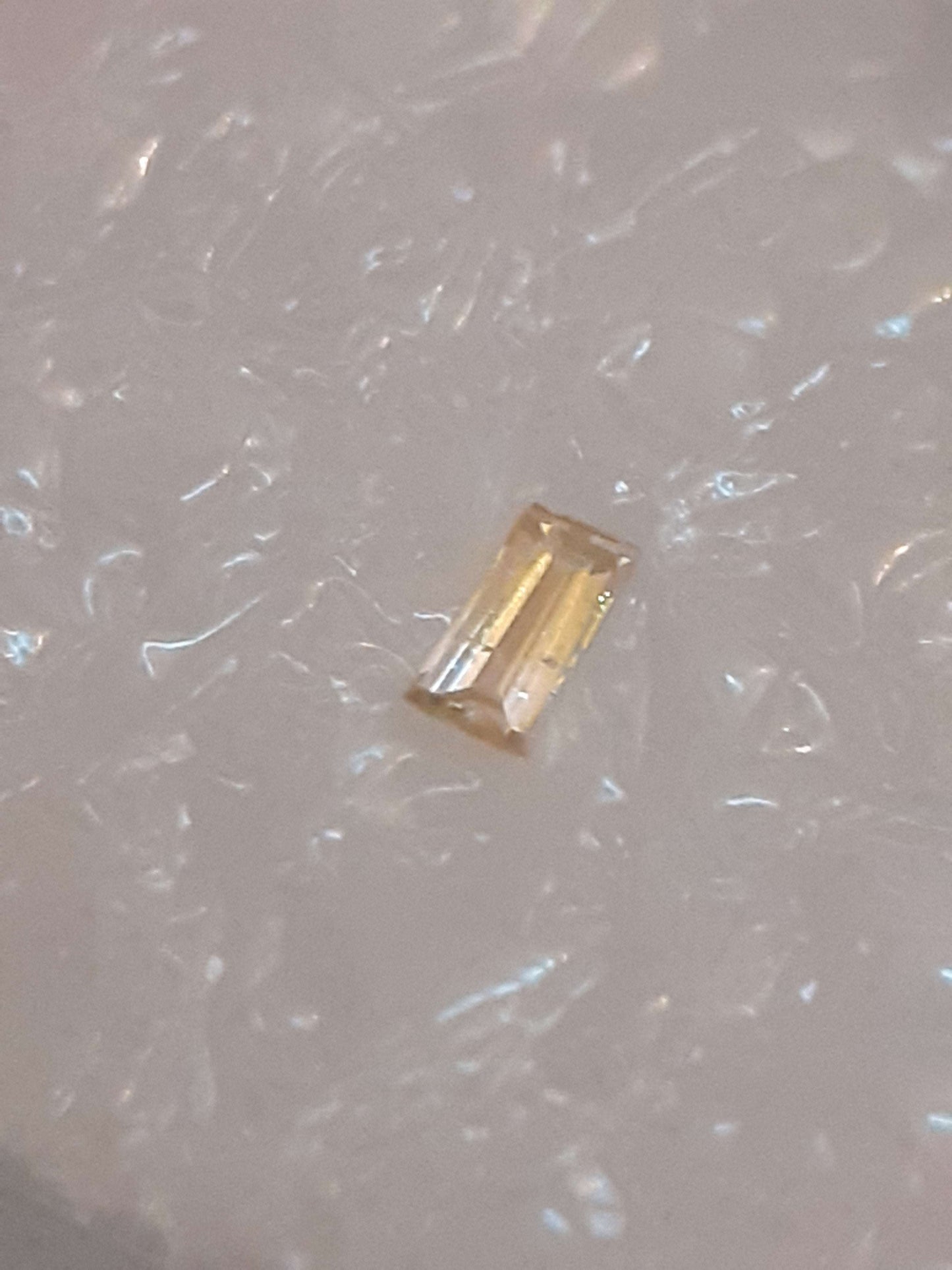 Natural Diamond - Tapered Baguette - 0.02ct - SI2 - certifiedl Fancy brownish Yellow - Natural Gems Belgium