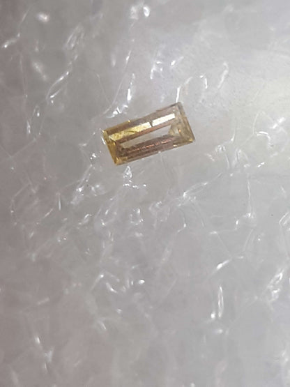 Natural Diamond - Tapered Baguette - 0.02ct - SI2 - certifiedl Fancy brownish Yellow - Natural Gems Belgium