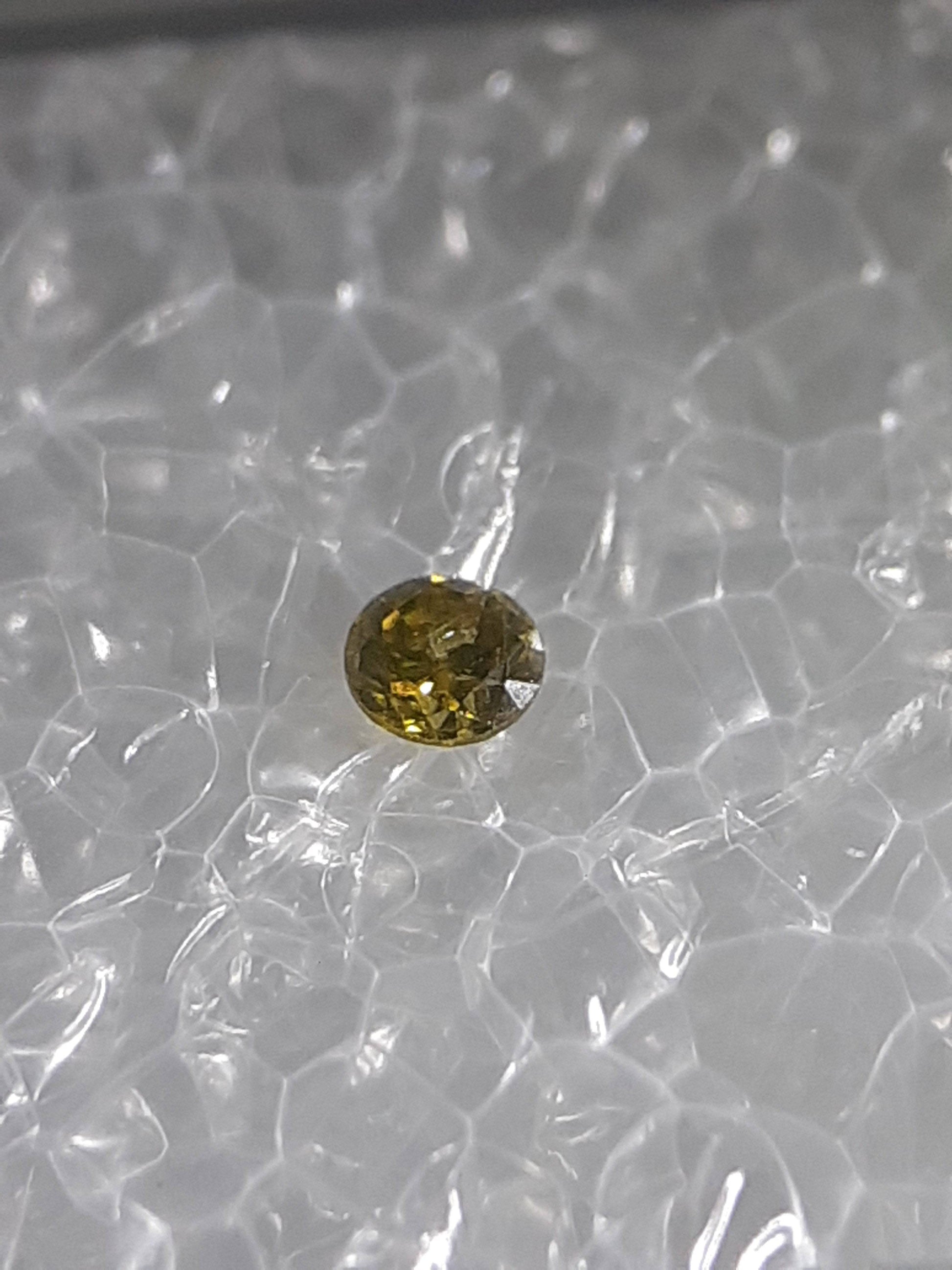 Certified Natural Diamond - Round Brilliant - 0.03ct - I2 - Fancy Deep Greenish Yellow - sealed - Natural Gems Belgium