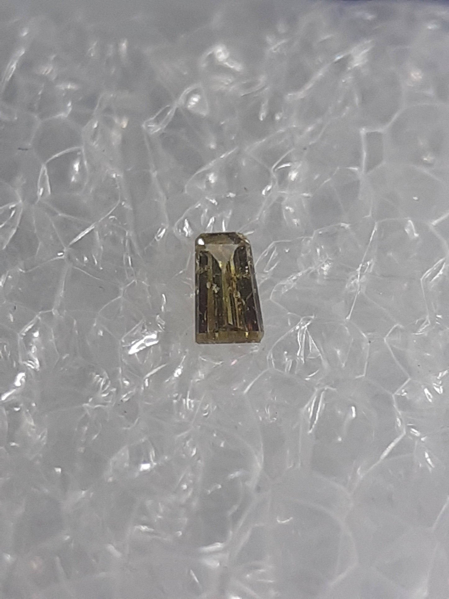 Certified Natural Diamond - Tapered Baguette - 0.02ct - I1 - Natural Fancy Yellow-Brown - sealed - Natural Gems Belgium