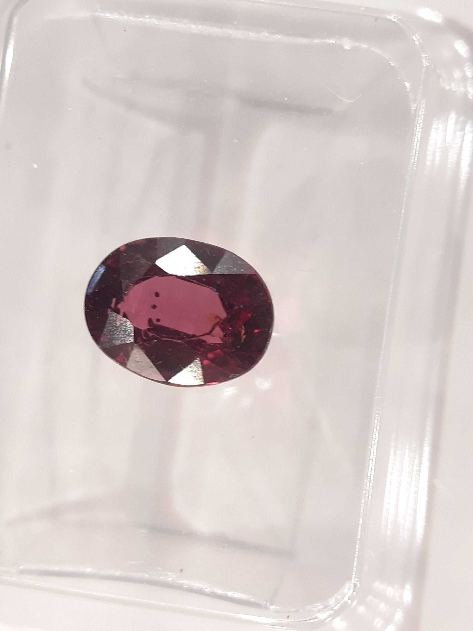 Certified Natural Rhodolite Garnet - 1.58 ct - oval cut - Tanzania - Sealed - Natural Gems Belgium