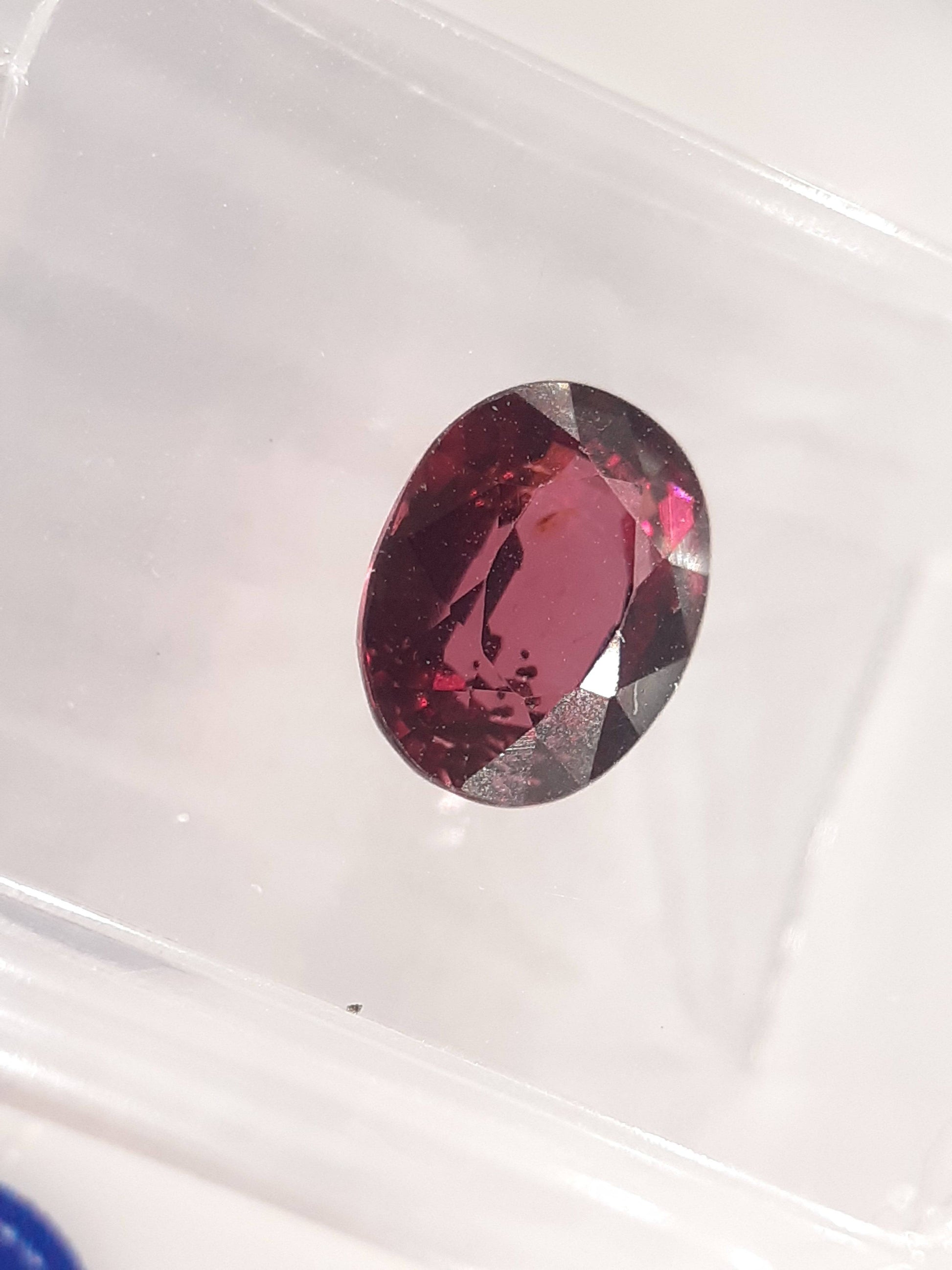 Certified Natural Rhodolite Garnet - 1.58 ct - oval cut - Tanzania - Sealed - Natural Gems Belgium