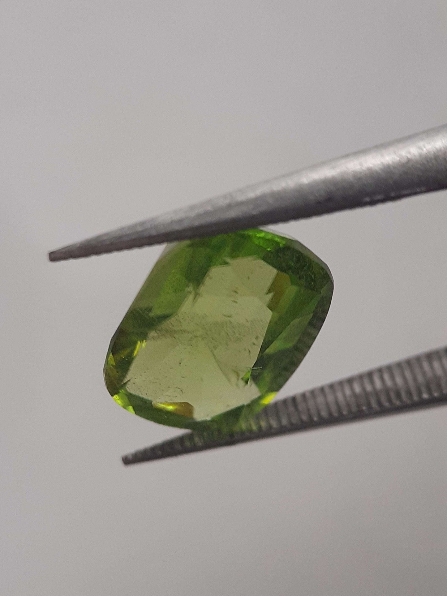 Natural Green Peridot - 3.309 ct - cushion - unheated - certified by NGB