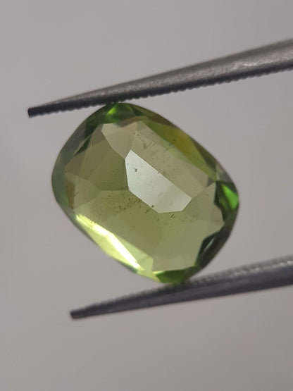 Natural Green Peridot - 3.309 ct - cushion - unheated - certified by NGB