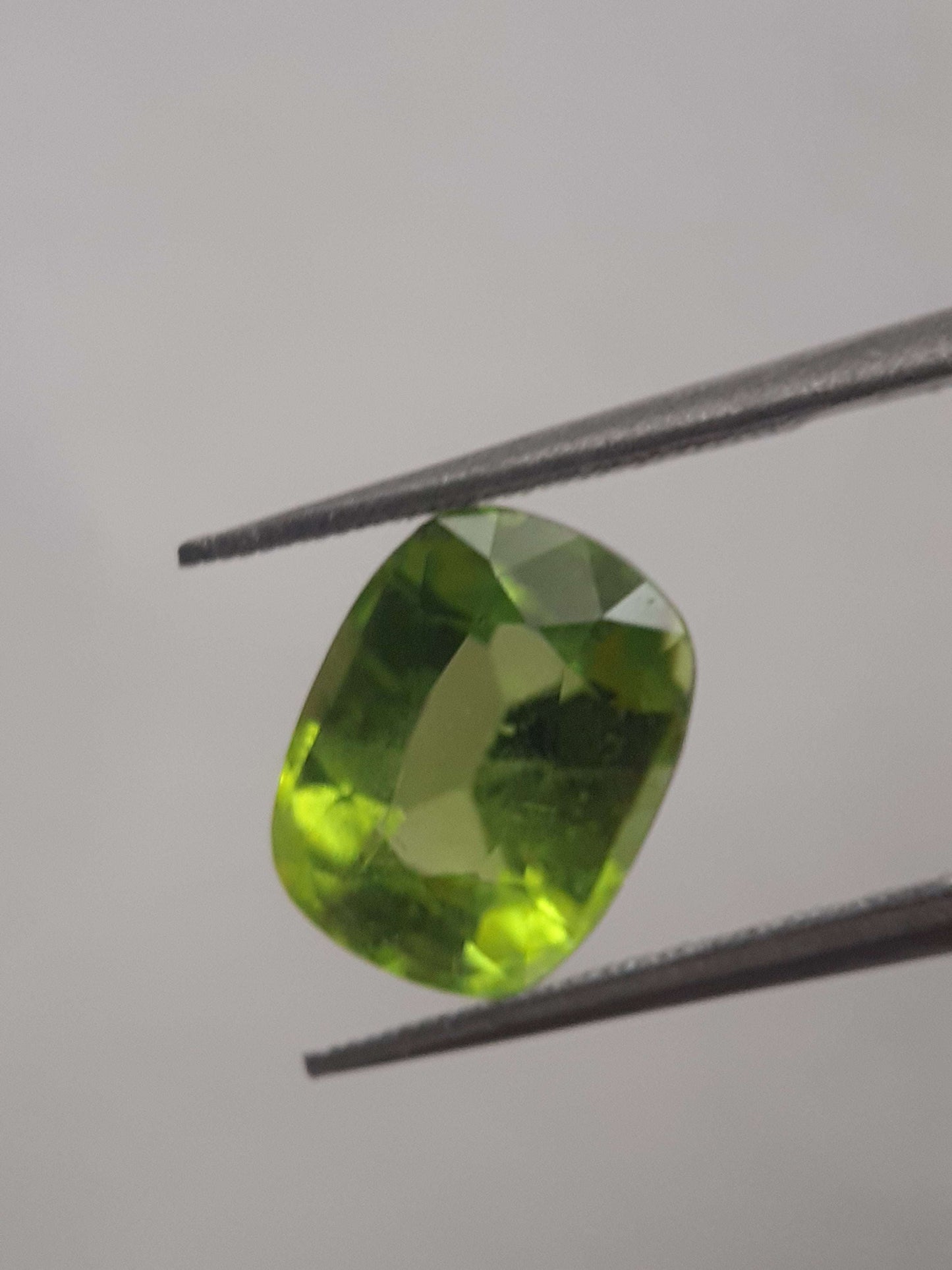 Natural Green Peridot - 3.309 ct - cushion - unheated - certified by NGB