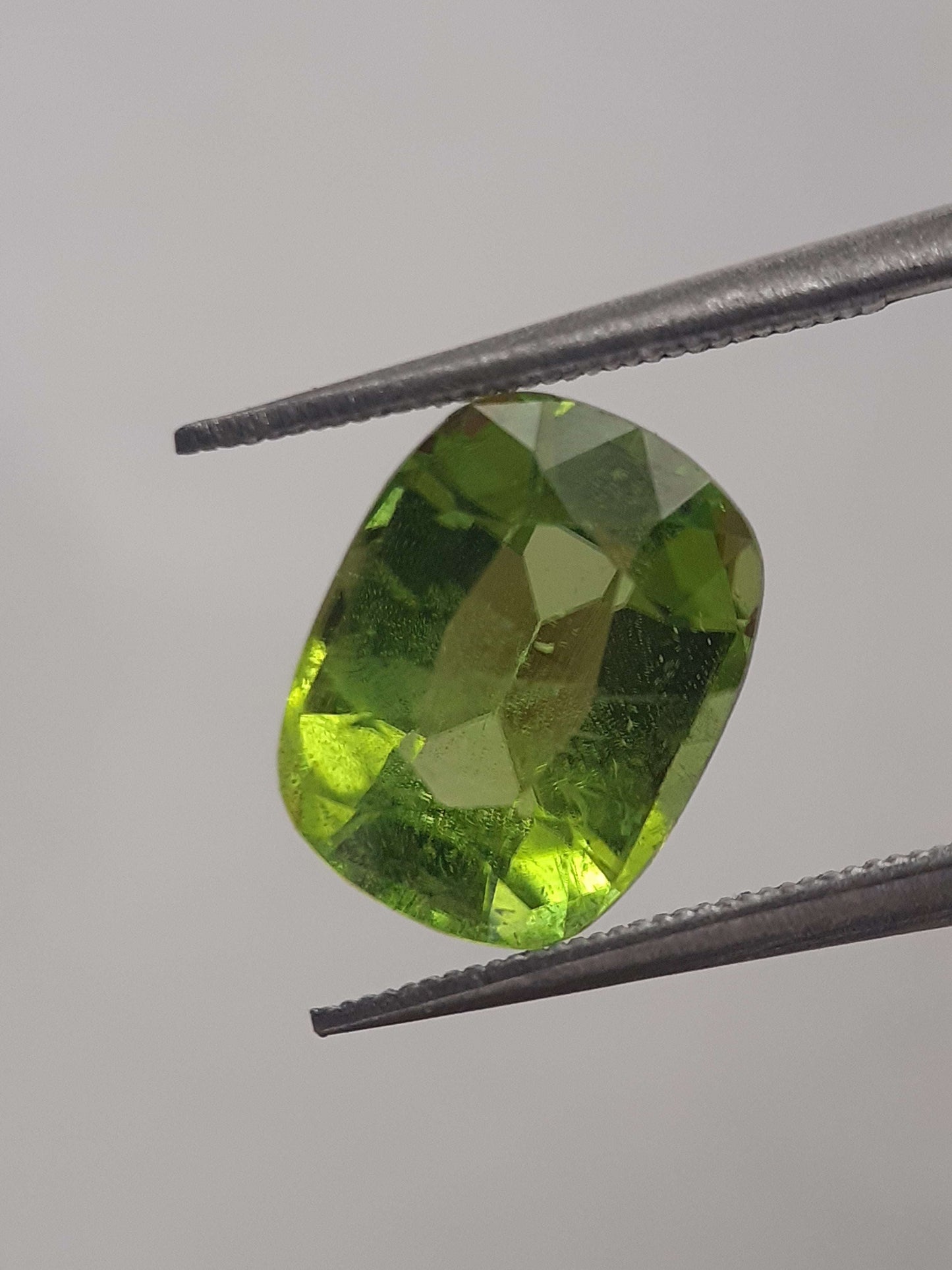 Natural Green Peridot - 3.309 ct - cushion - unheated - certified by NGB