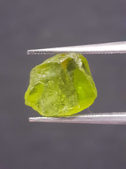 Natural Green Peridot - 3.949 ct - rough gemstone - for faceting - certified natural